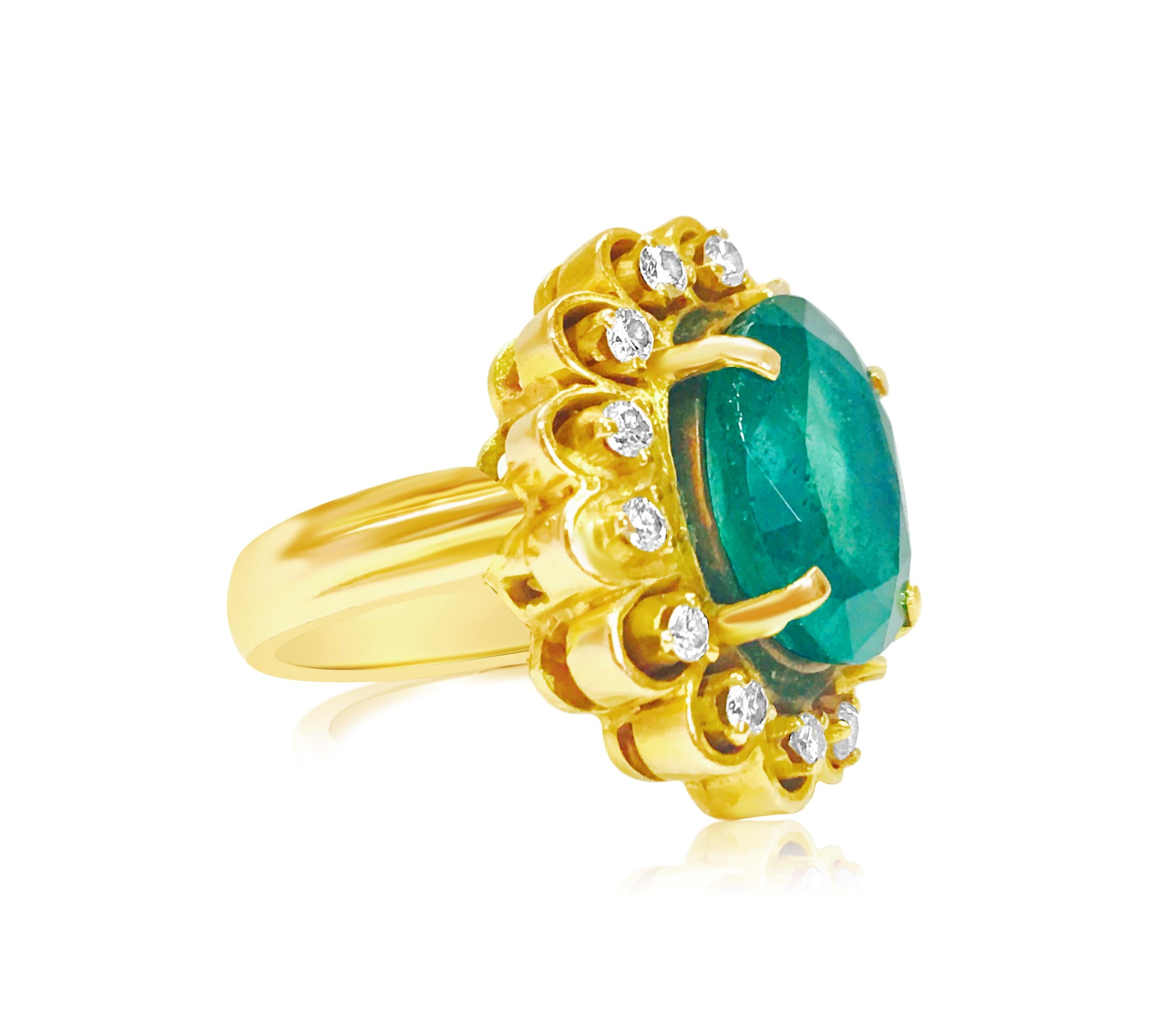 Oval Cut Vintage 18K 5.50ct Emerald Diamond Cocktail Ring For Sale
