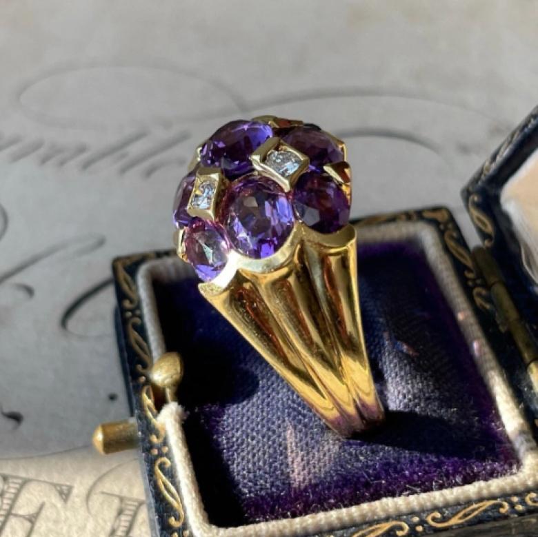 Taille ovale Bague dôme vintage en améthyste et diamants 18 carats en vente
