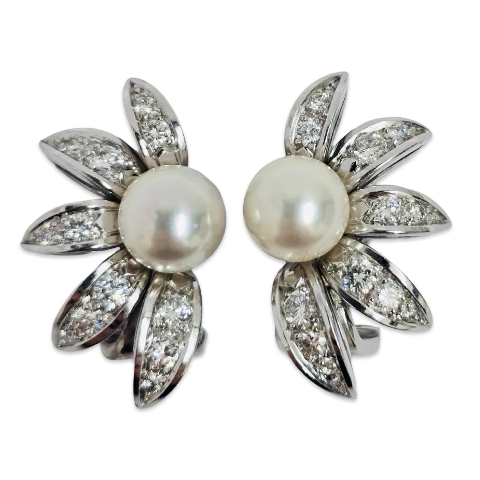 Squisiti orecchini floreali d'epoca dell'Atelier A, realizzati in oro bianco 18 carati e firmati con il marchio del produttore 