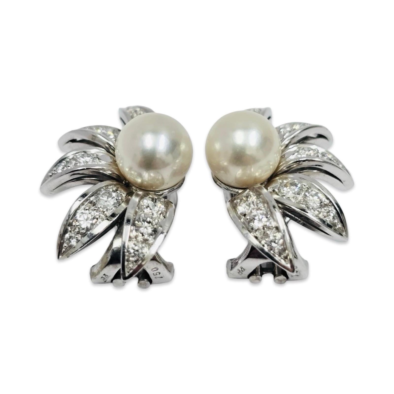 Taglio rotondo Orecchini a clip d'epoca Atelier A 18 carati con perle floreali e diamanti, firmati in vendita