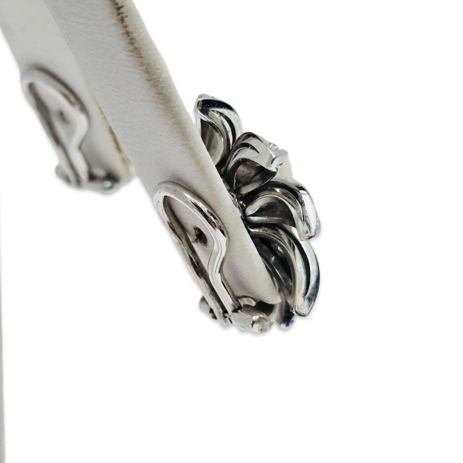 Orecchini a clip d'epoca Atelier A 18 carati con perle floreali e diamanti, firmati in vendita 3