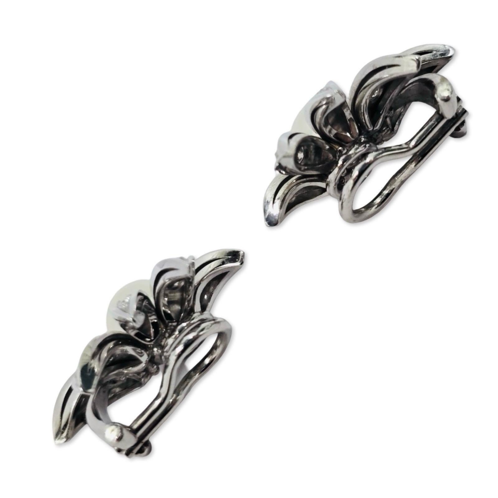 Orecchini a clip d'epoca Atelier A 18 carati con perle floreali e diamanti, firmati in vendita 4