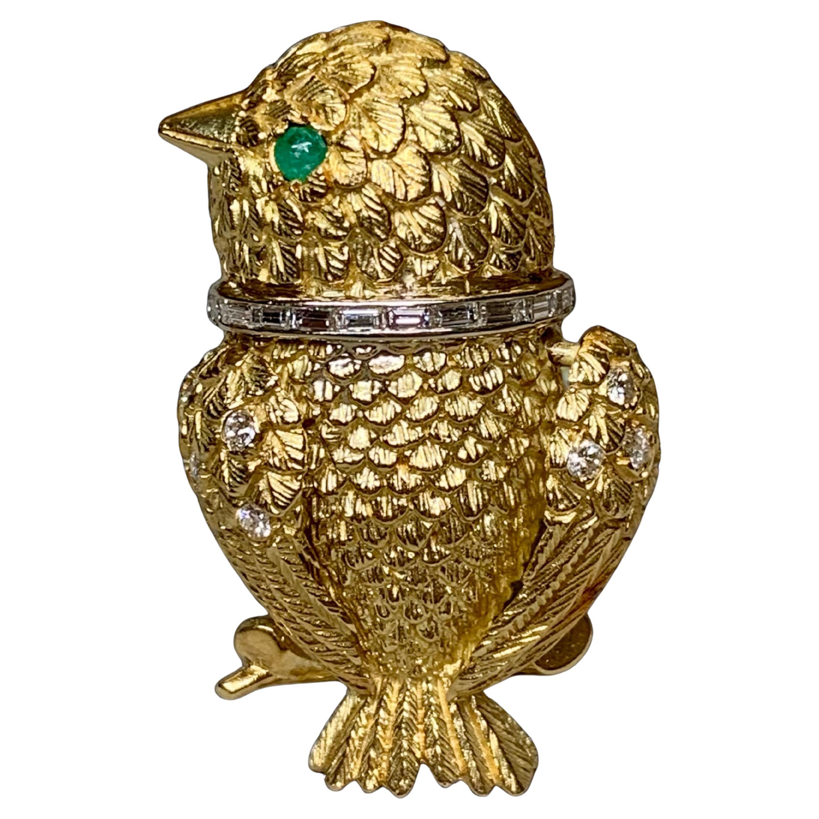 Vintage By 18K Baguette Round Diamond Emerald Textured Bird Pin Articolazione delle ali