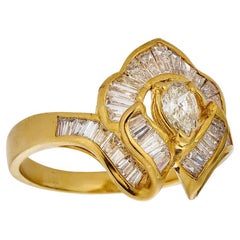 Anillo Bailarina Vintage 18k con Diamante en Forma de Pera y Melee Baguette
