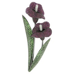 Brosche/Anstecknadel, 18 Karat Schwarzgold, großer Tsavorit, Granat, Rubin, Diamant, Calla Lily