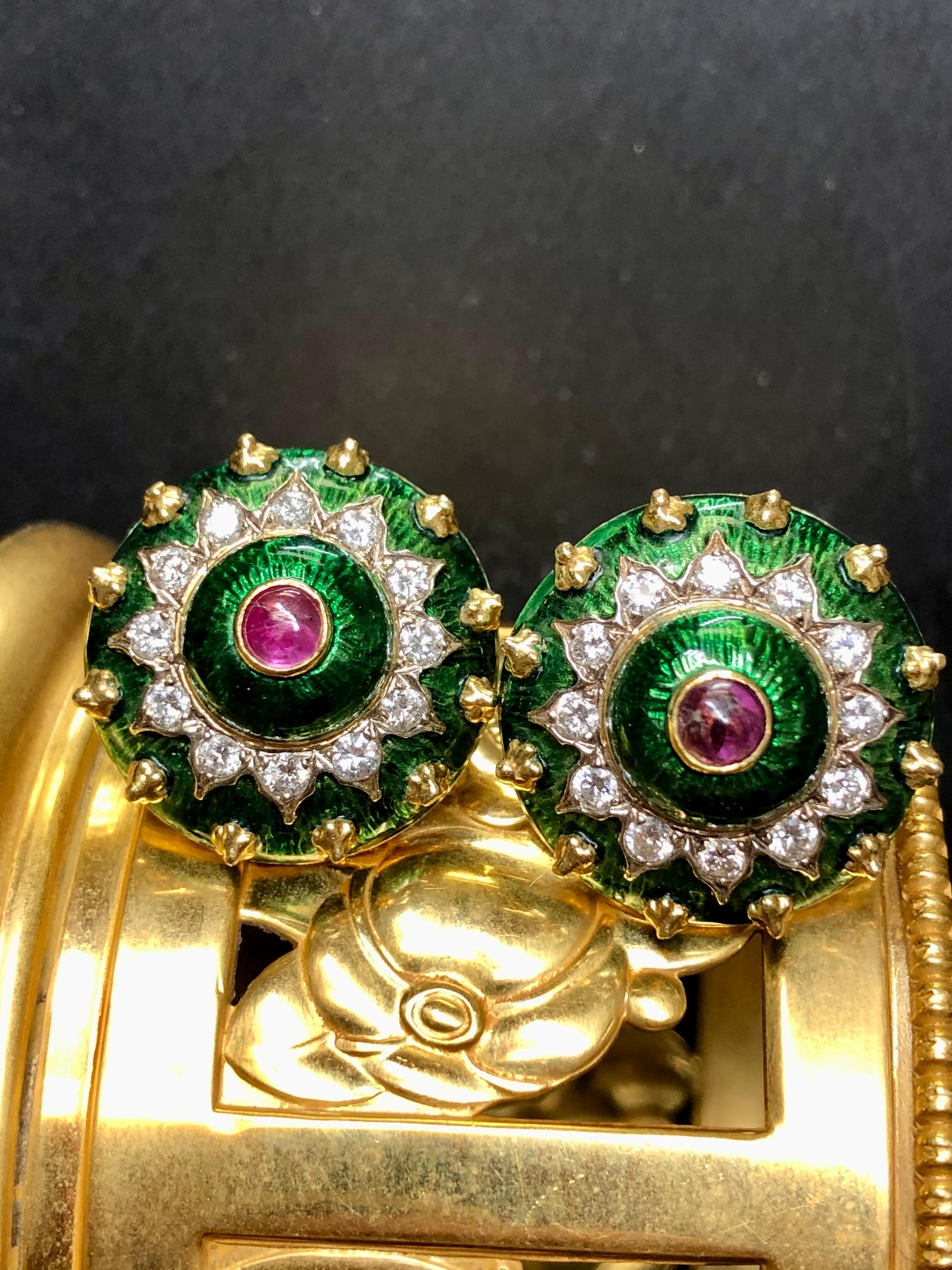 Ein auffälliges Paar Ohrringe von Boris Lebeau. Diese handgefertigten Ohrringe aus 18 Karat Gelbgold sind mit leuchtend grüner Emaille versehen und mit ca. 1,20cttw runden Diamanten der Reinheit G/H Vs1-2 sowie natürlichen Cabochon-Rubinen