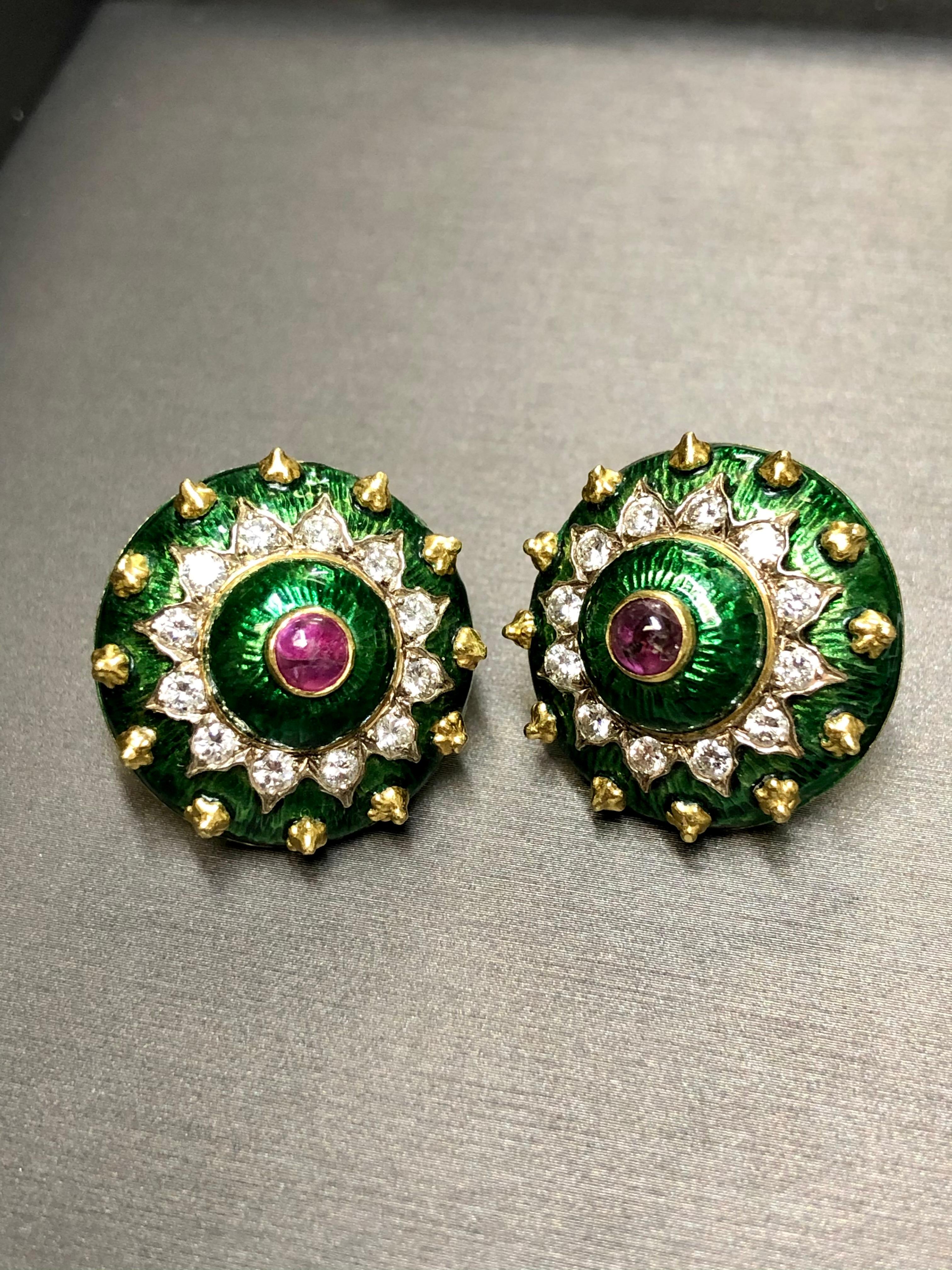 Contemporain Vintage 18K BORIS LEBEAU Boucles d'oreilles Omega en émail vert rubis diamant pointes en vente