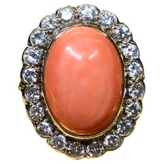 Anello da cocktail con corallo rosa cabochon d'epoca a 18 carati con diamante taglio transitorio Rosetta