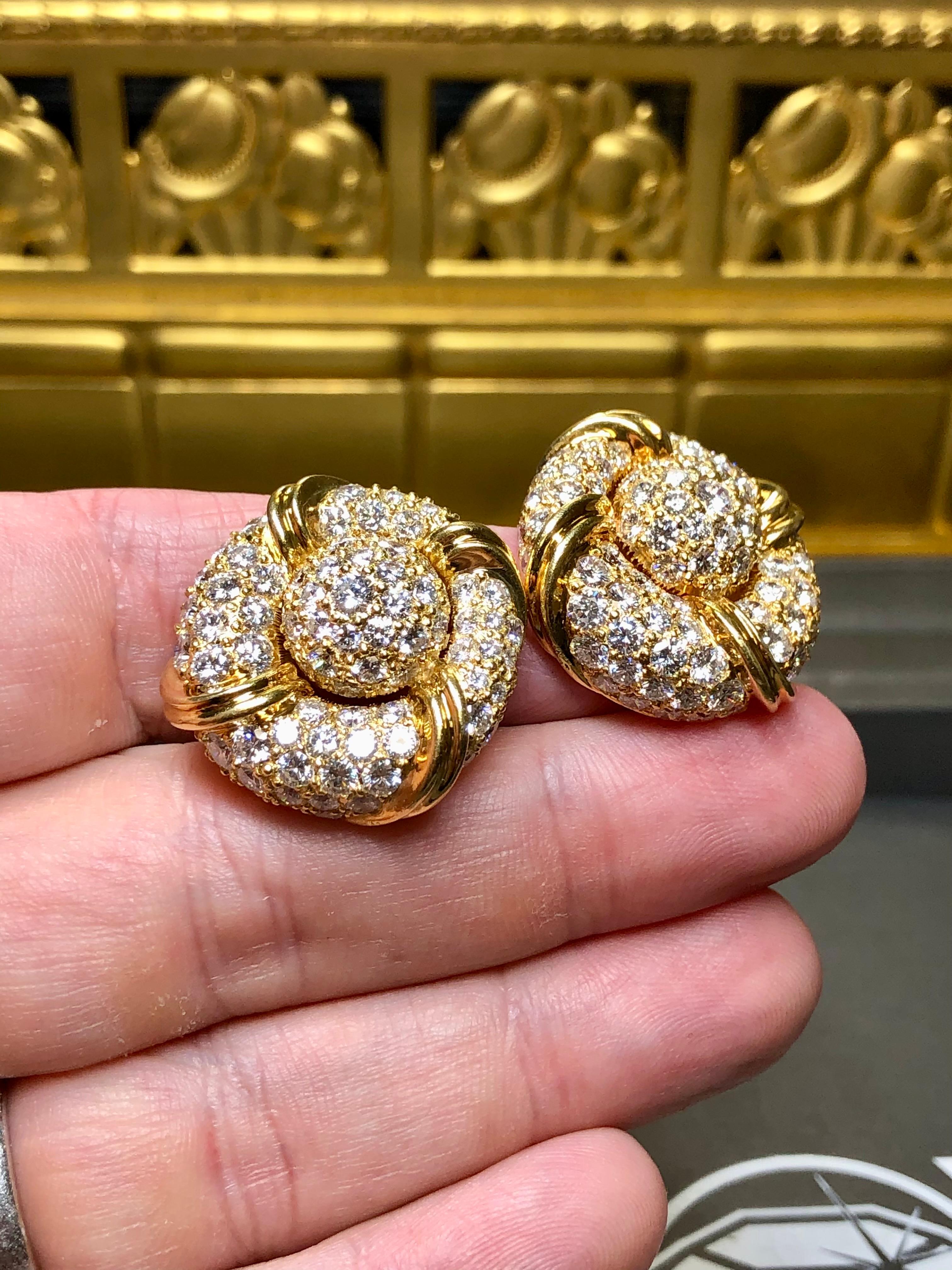 Boucles d'oreilles Huggie de succession en or jaune 18 carats avec grand bouton rond 13 carats poids total F Vs en vente 4