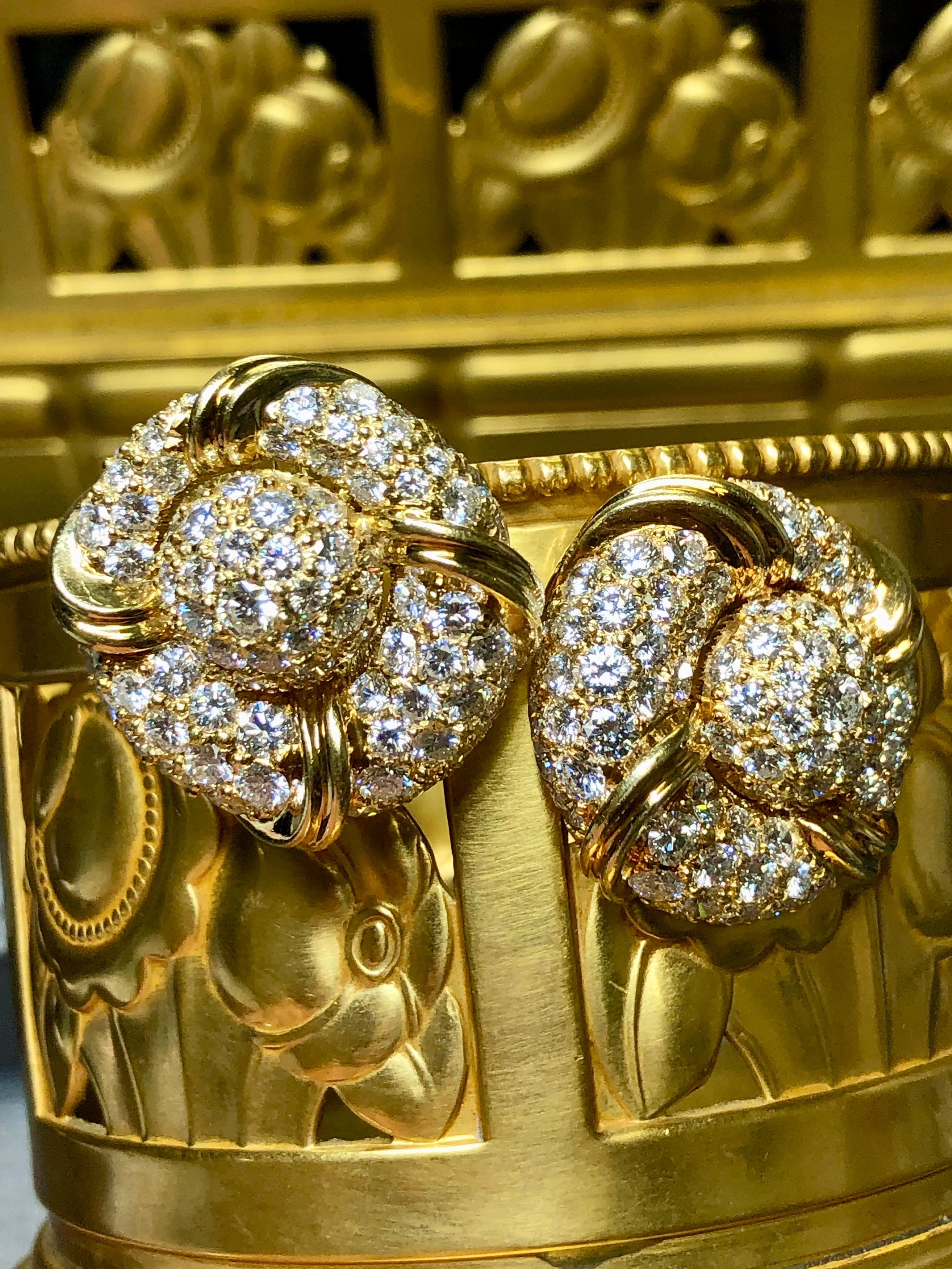 
Une paire de boucles d'oreilles sensationnelle qui ne manquera pas de faire sensation ! Ils sont réalisés en or jaune 18 carats et sertis d'environ 13,00ctw de diamants ronds plus gros, parfaitement assortis et de qualité collection, de couleur F-G