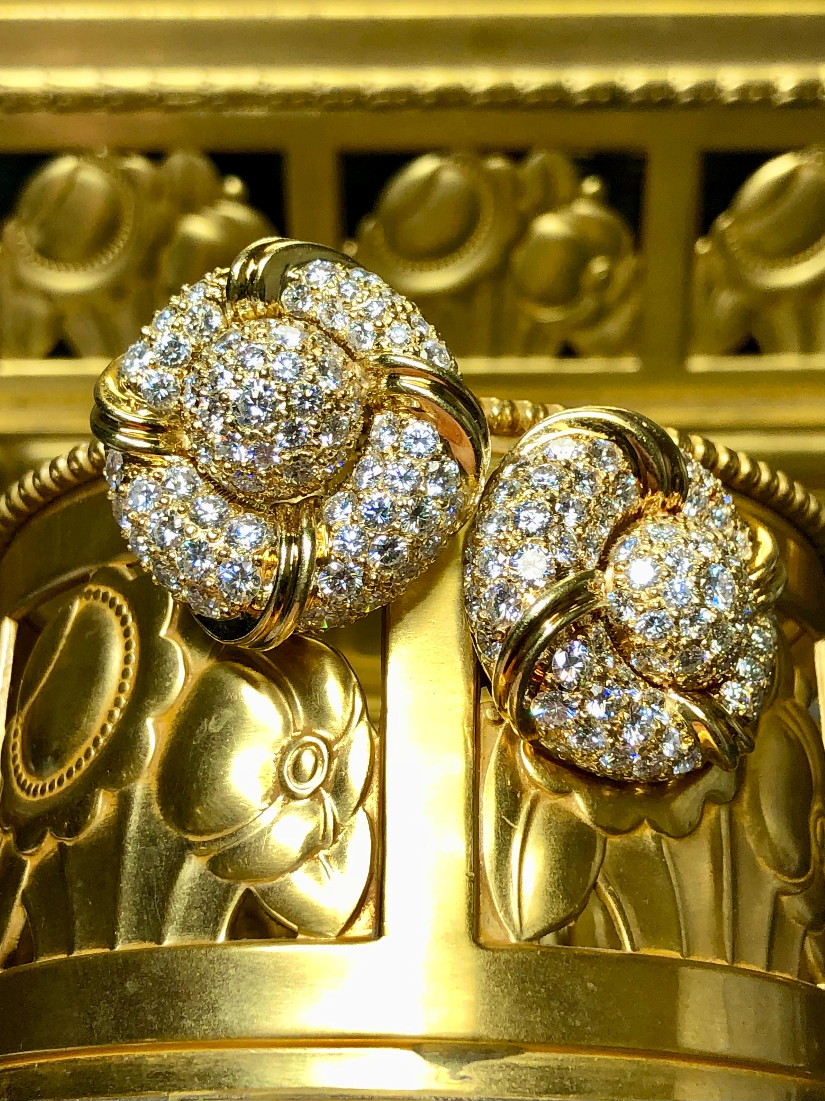 Contemporain Boucles d'oreilles Huggie de succession en or jaune 18 carats avec grand bouton rond 13 carats poids total F Vs en vente