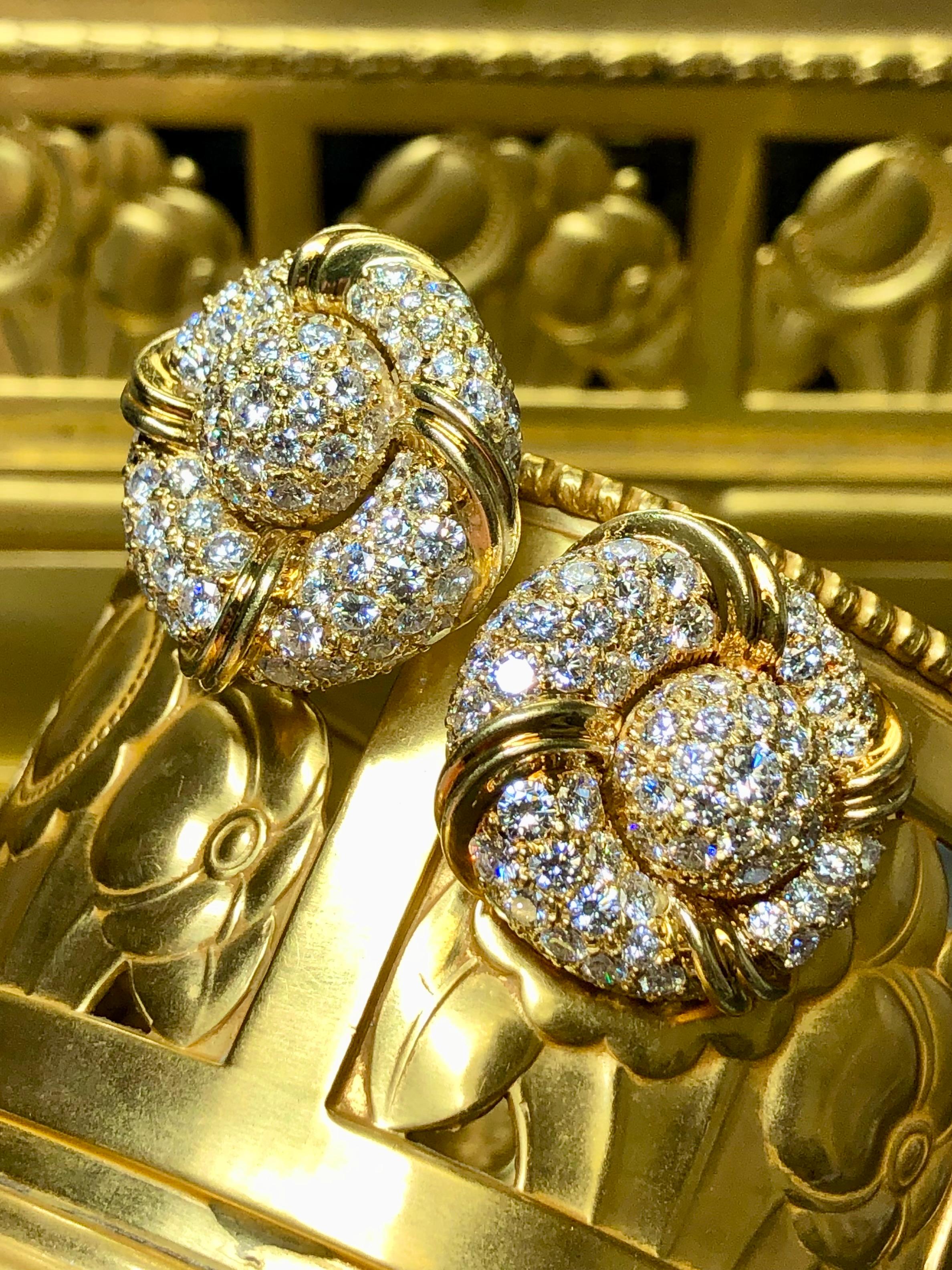 Taille ronde Boucles d'oreilles Huggie de succession en or jaune 18 carats avec grand bouton rond 13 carats poids total F Vs en vente