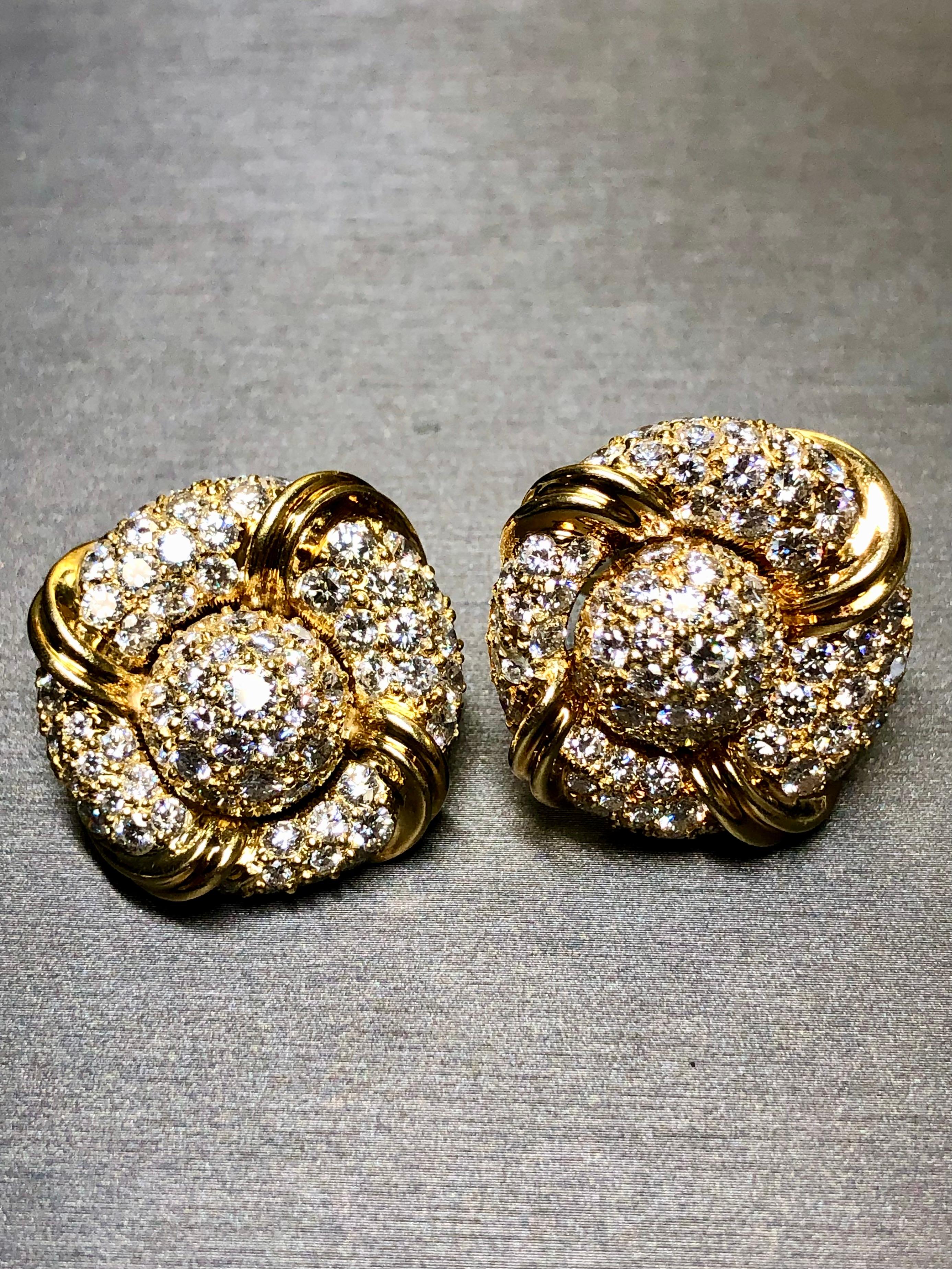 Boucles d'oreilles Huggie de succession en or jaune 18 carats avec grand bouton rond 13 carats poids total F Vs Bon état - En vente à Winter Springs, FL