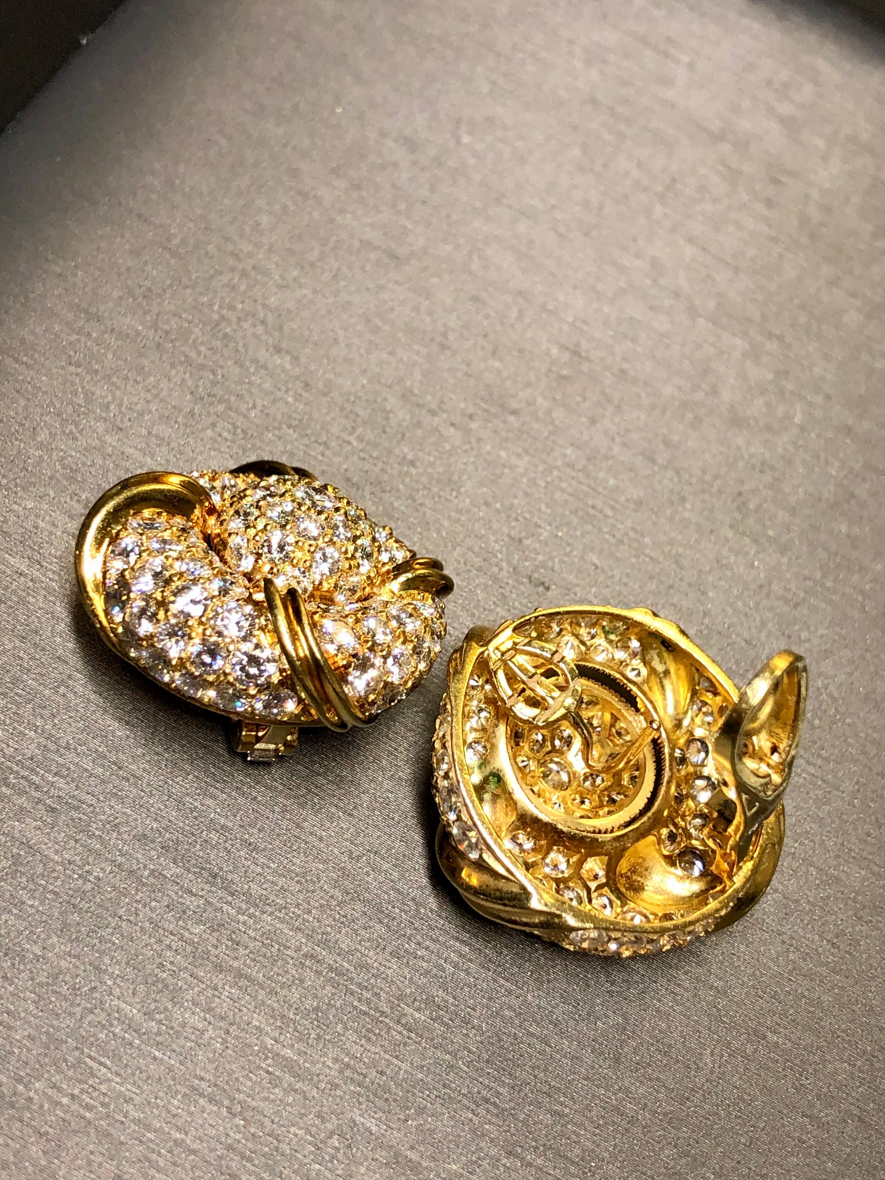 Boucles d'oreilles Huggie de succession en or jaune 18 carats avec grand bouton rond 13 carats poids total F Vs Unisexe en vente