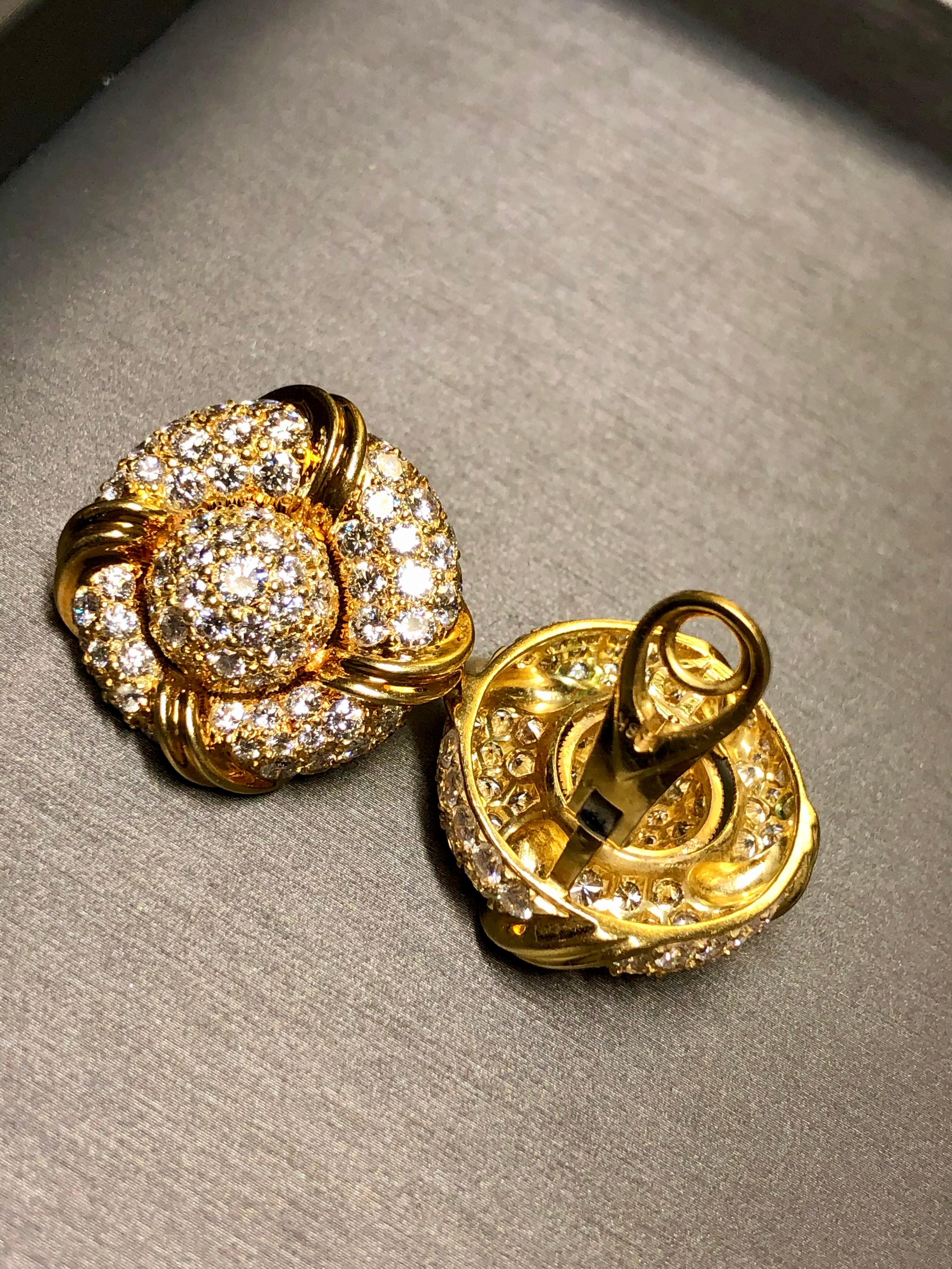 Boucles d'oreilles Huggie de succession en or jaune 18 carats avec grand bouton rond 13 carats poids total F Vs en vente 1