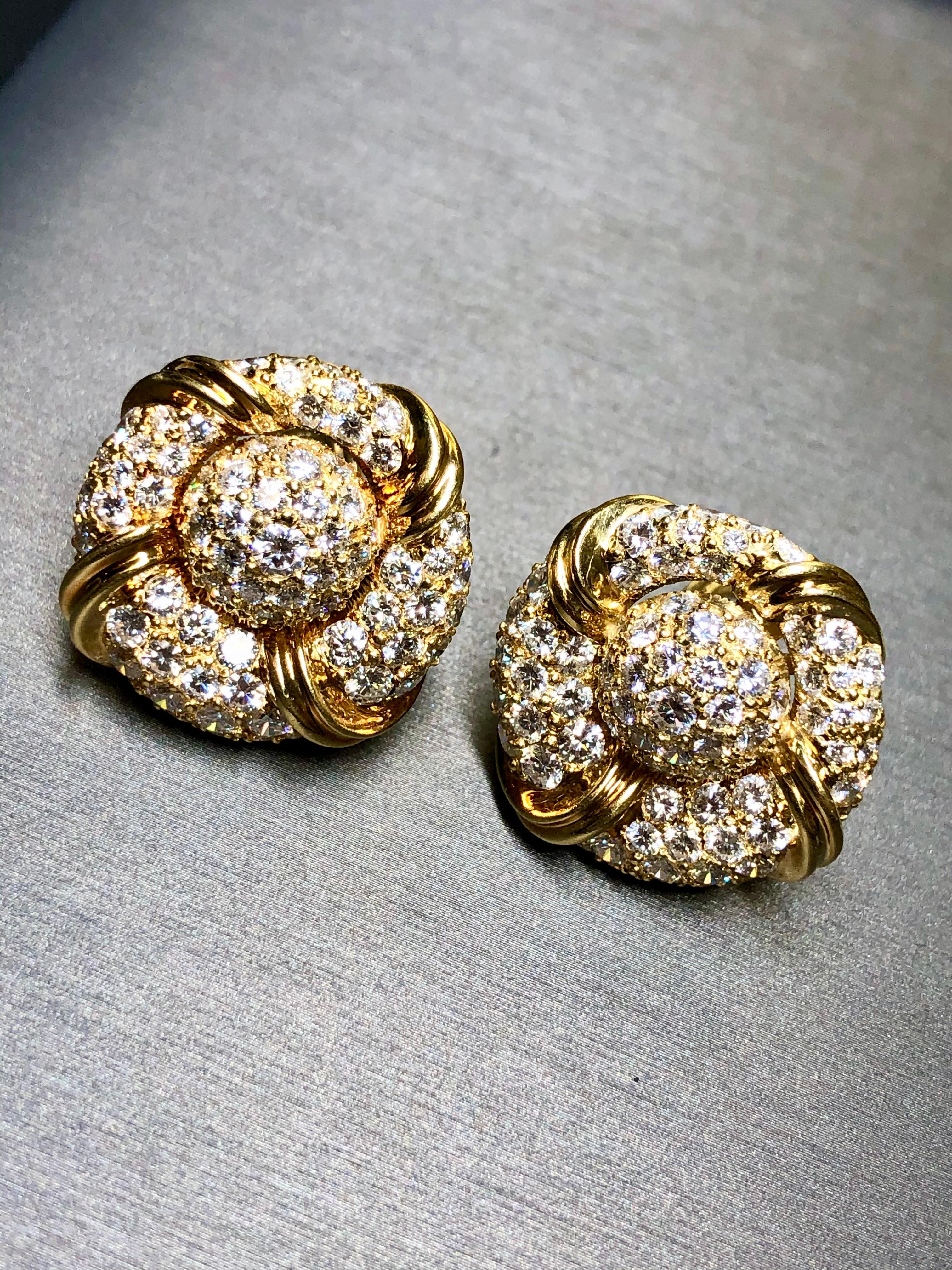 Boucles d'oreilles Huggie de succession en or jaune 18 carats avec grand bouton rond 13 carats poids total F Vs en vente 2