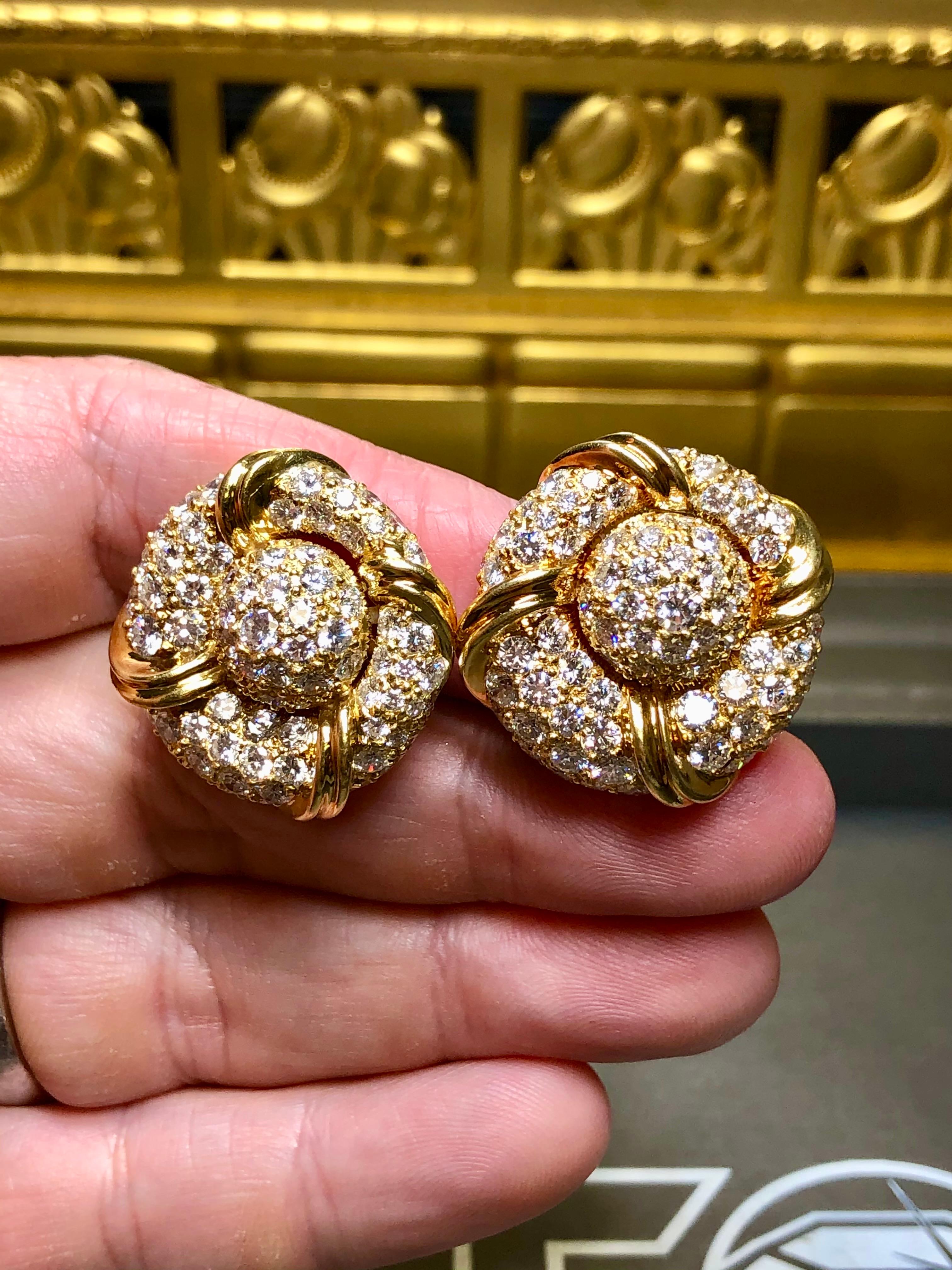 Boucles d'oreilles Huggie de succession en or jaune 18 carats avec grand bouton rond 13 carats poids total F Vs en vente 3