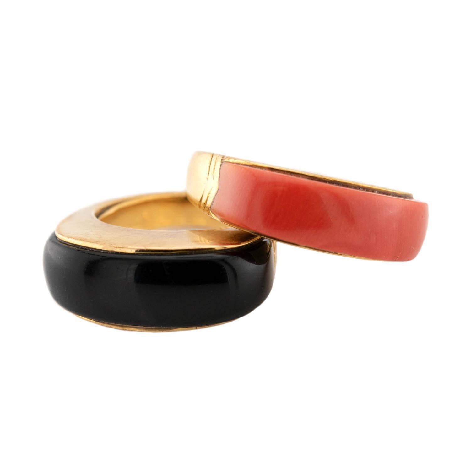 Ein fabelhaftes Paar Ringe aus der Vintage-Ära (ca. 1960er Jahre)! Jeder Ring ist aus 18-karätigem Gelbgold gefertigt und verfügt über einen kühnen, farbigen Stein als Intarsie. Einer der Ringe besteht aus einem Stück lachsfarbener Koralle, der