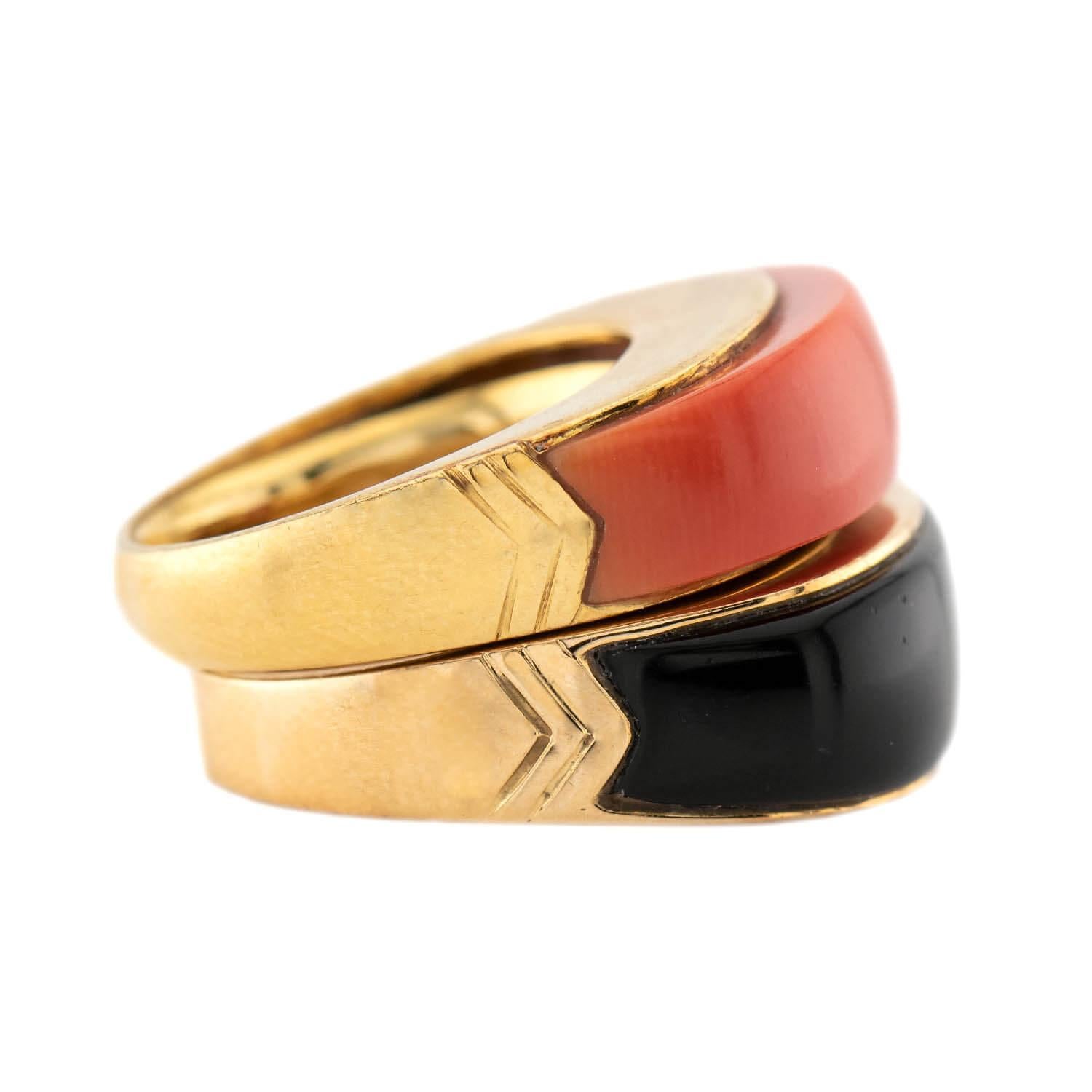 Ring-Set aus 18 Karat Koralle und Onyx (Ungeschliffen) im Angebot