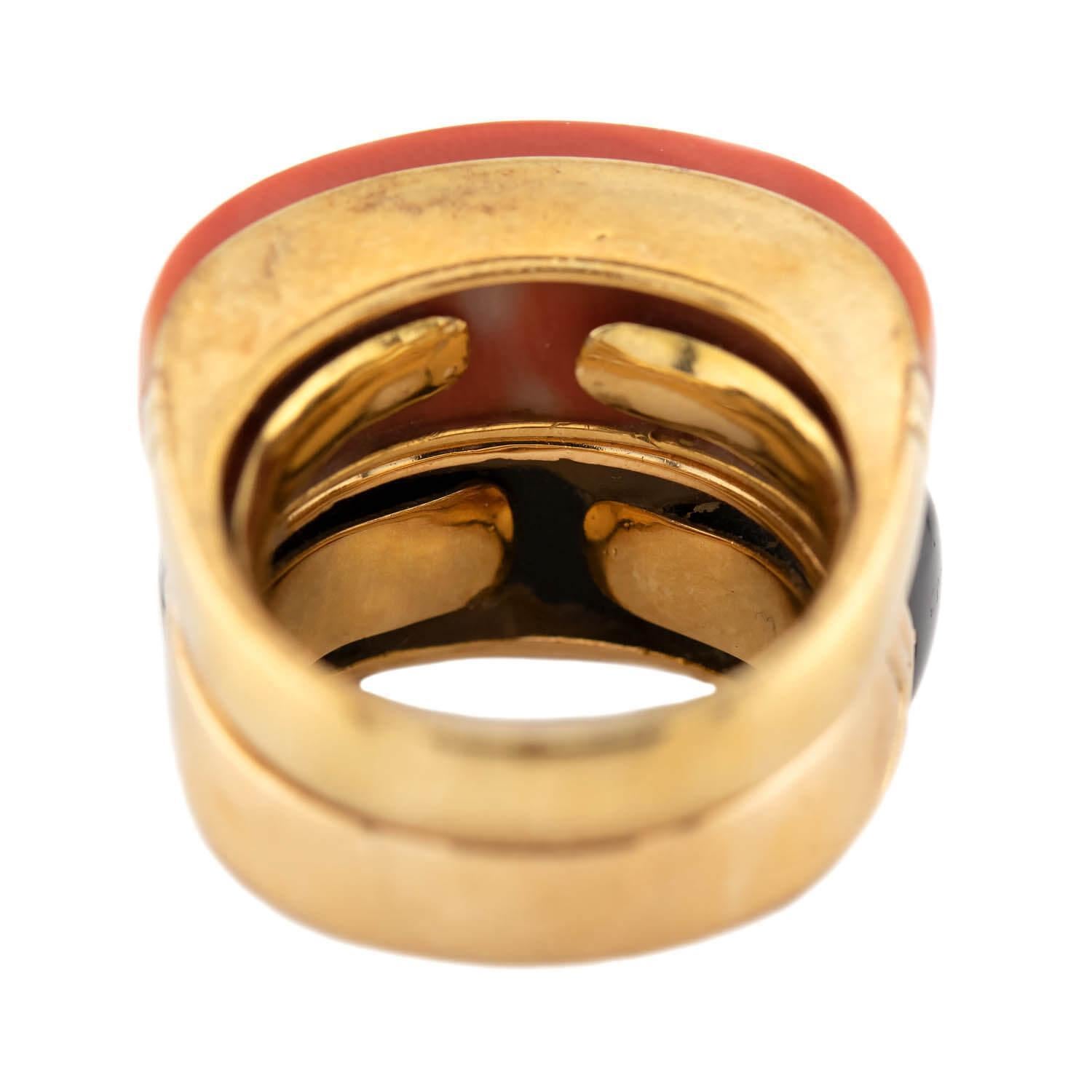 Ring-Set aus 18 Karat Koralle und Onyx Damen im Angebot
