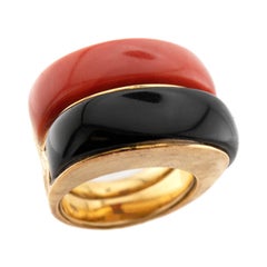 Anillo vintage de coral y ónix de 18 quilates