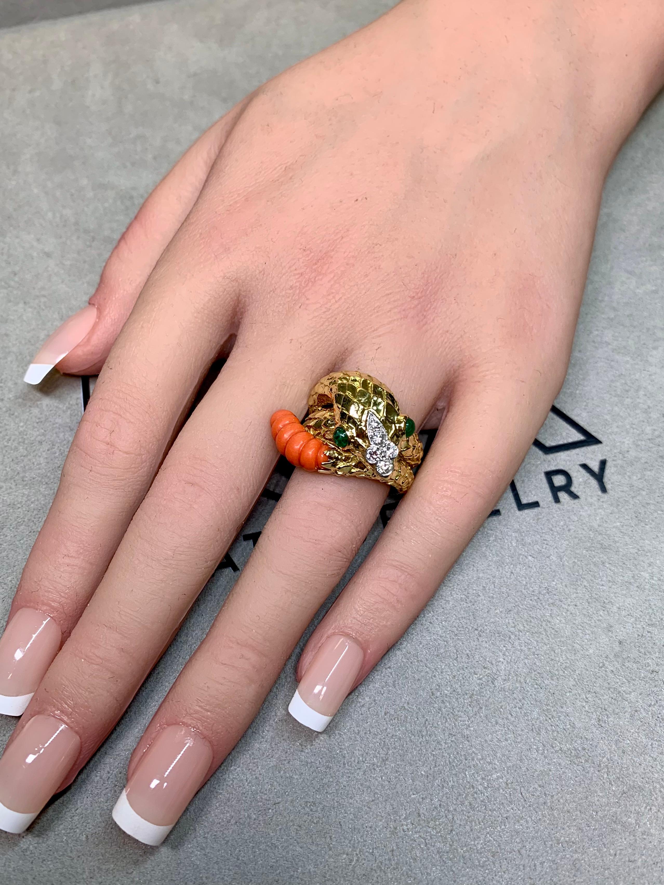 Vintage 18K Koralle Smaragd Diamant Schlange Schlange Breit Strukturiert Cocktail Ring im Angebot 4