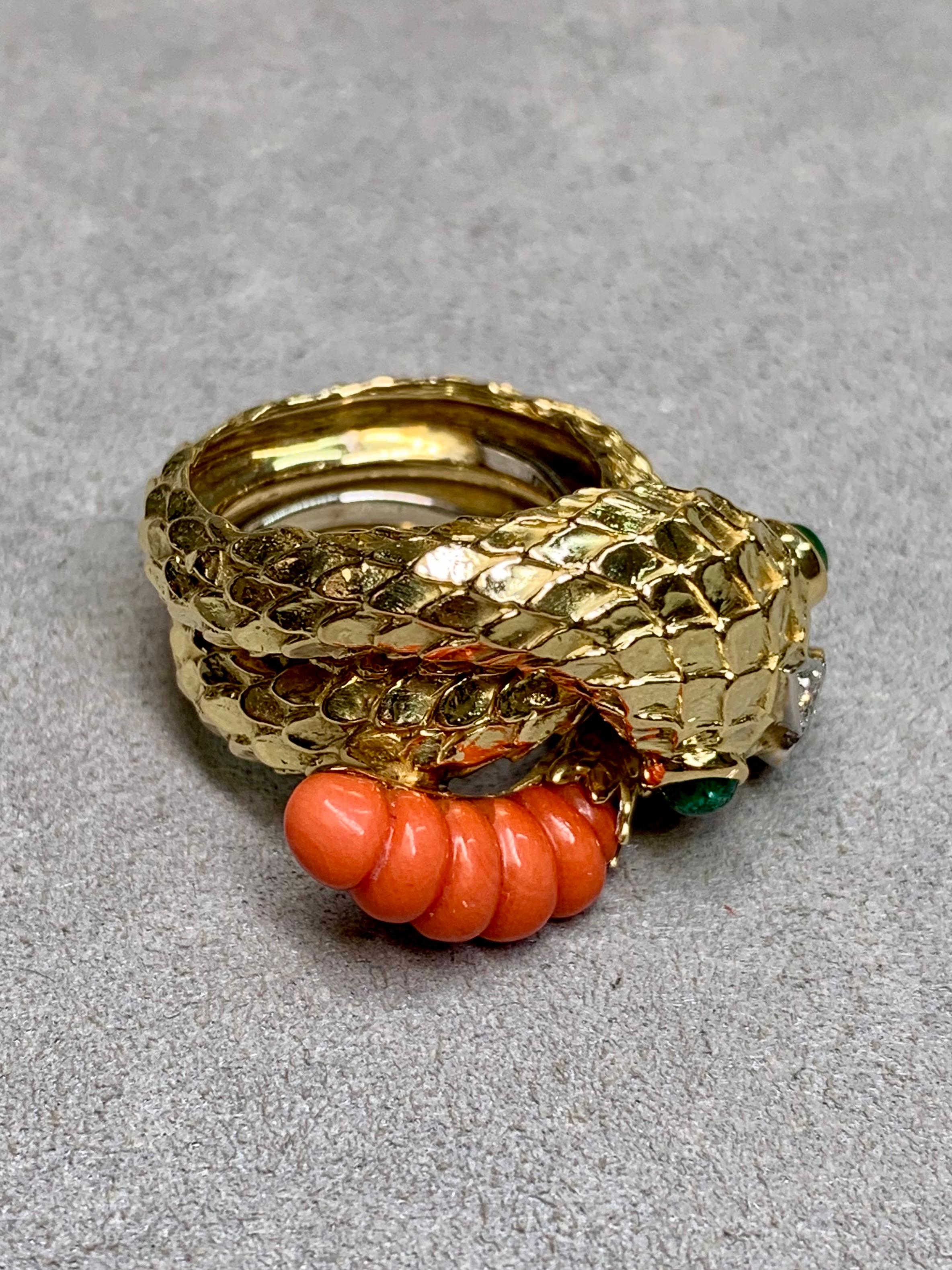 
Ein kühner und skulpturaler Vintage-Schlangenring aus den 1970er Jahren, gefertigt aus reich strukturiertem 18-karätigem Gelbgold mit einem Größeneinsatz aus Platin. Das Design nimmt die Form einer stilisierten Schlange an, die mit naturgetreuen