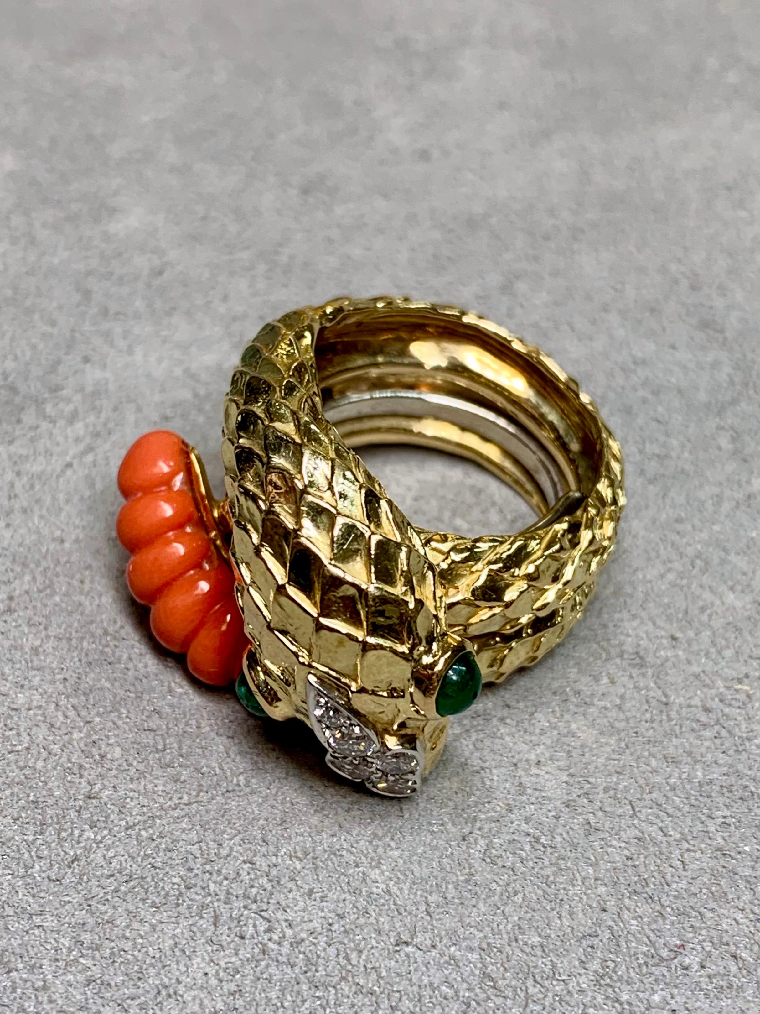 Vintage 18K Koralle Smaragd Diamant Schlange Schlange Breit Strukturiert Cocktail Ring (Zeitgenössisch) im Angebot
