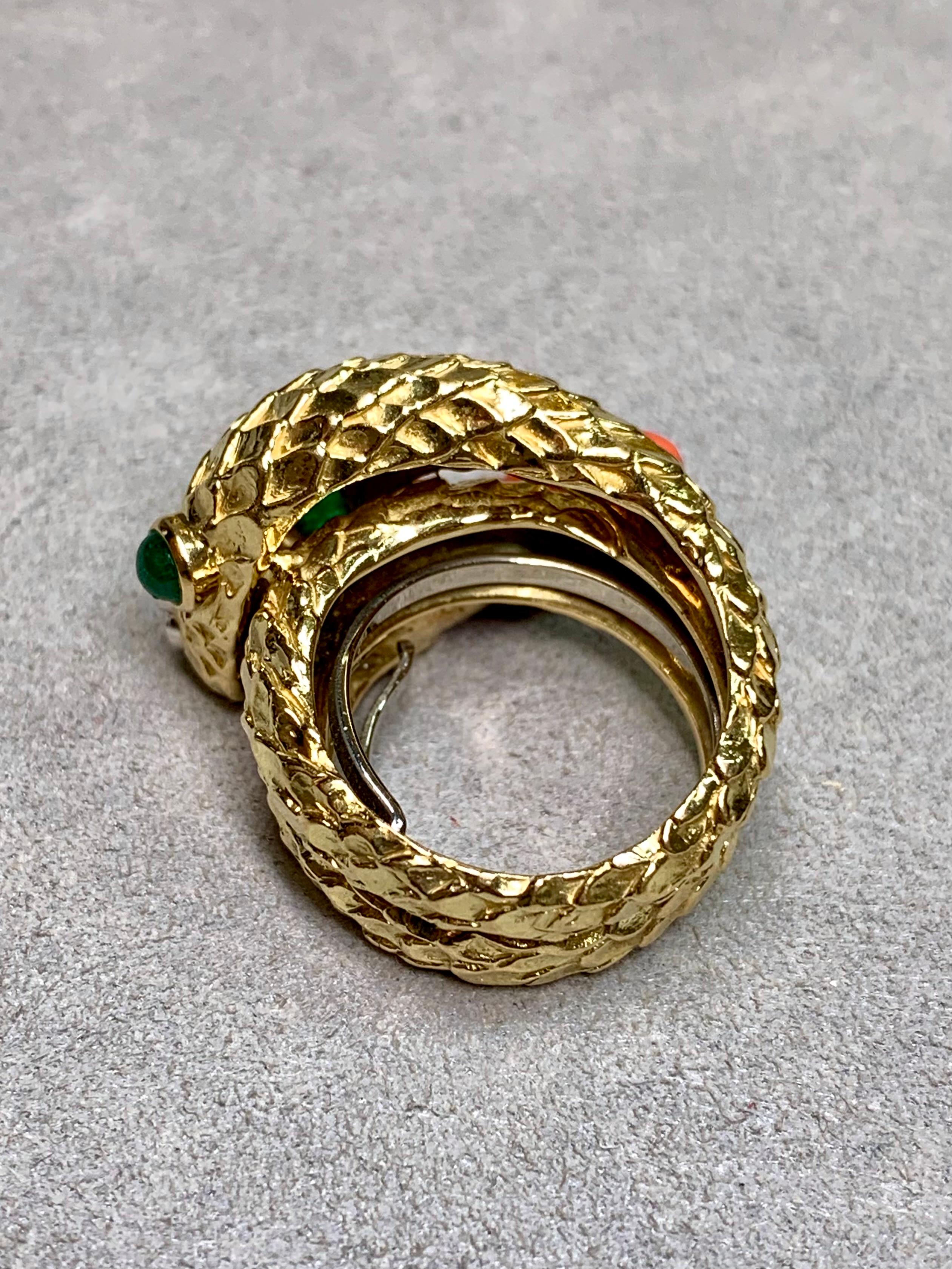 Vintage 18K Koralle Smaragd Diamant Schlange Schlange Breit Strukturiert Cocktail Ring (Rundschliff) im Angebot