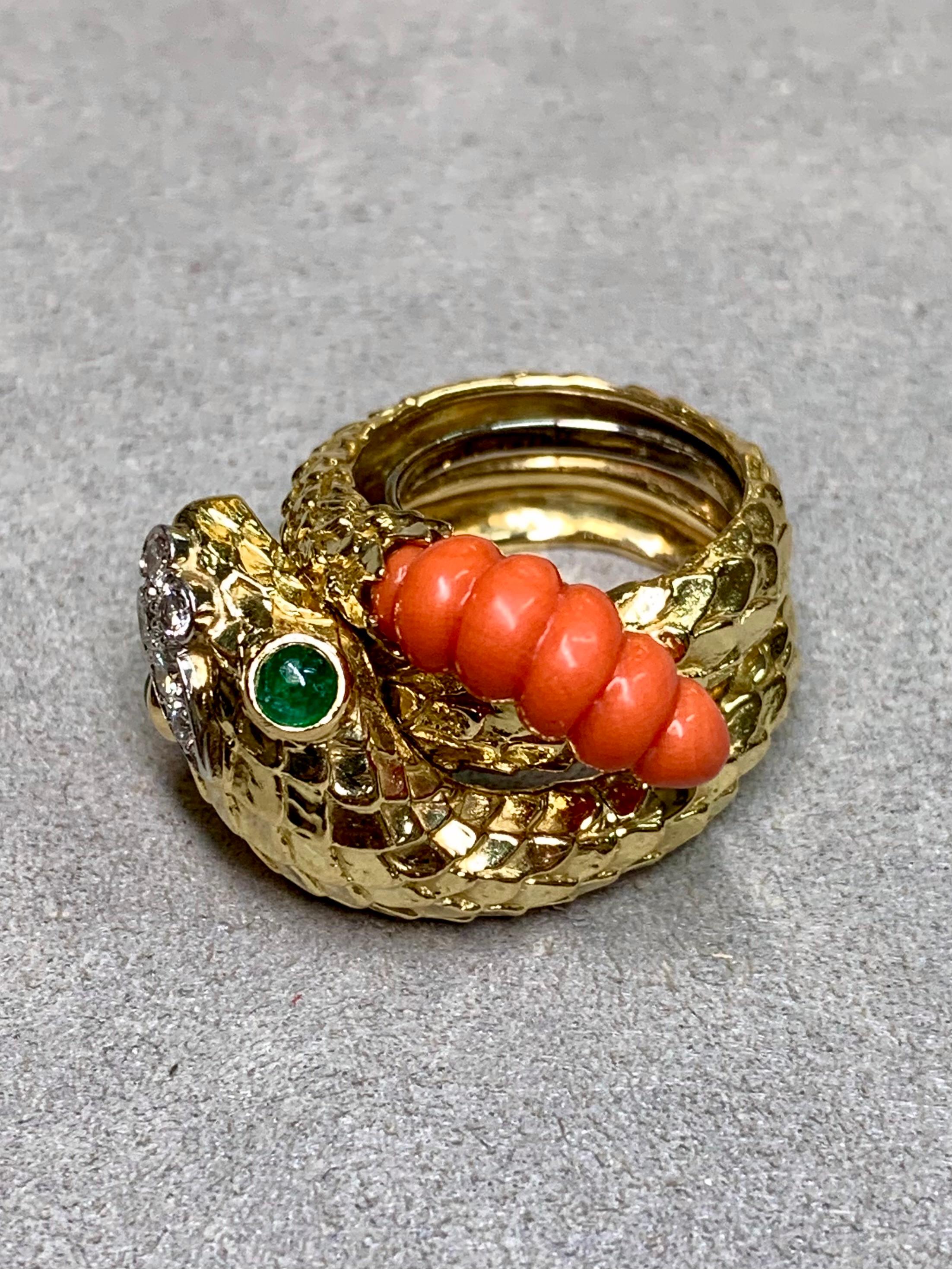 Vintage 18K Koralle Smaragd Diamant Schlange Schlange Breit Strukturiert Cocktail Ring im Zustand „Hervorragend“ im Angebot in Winter Springs, FL