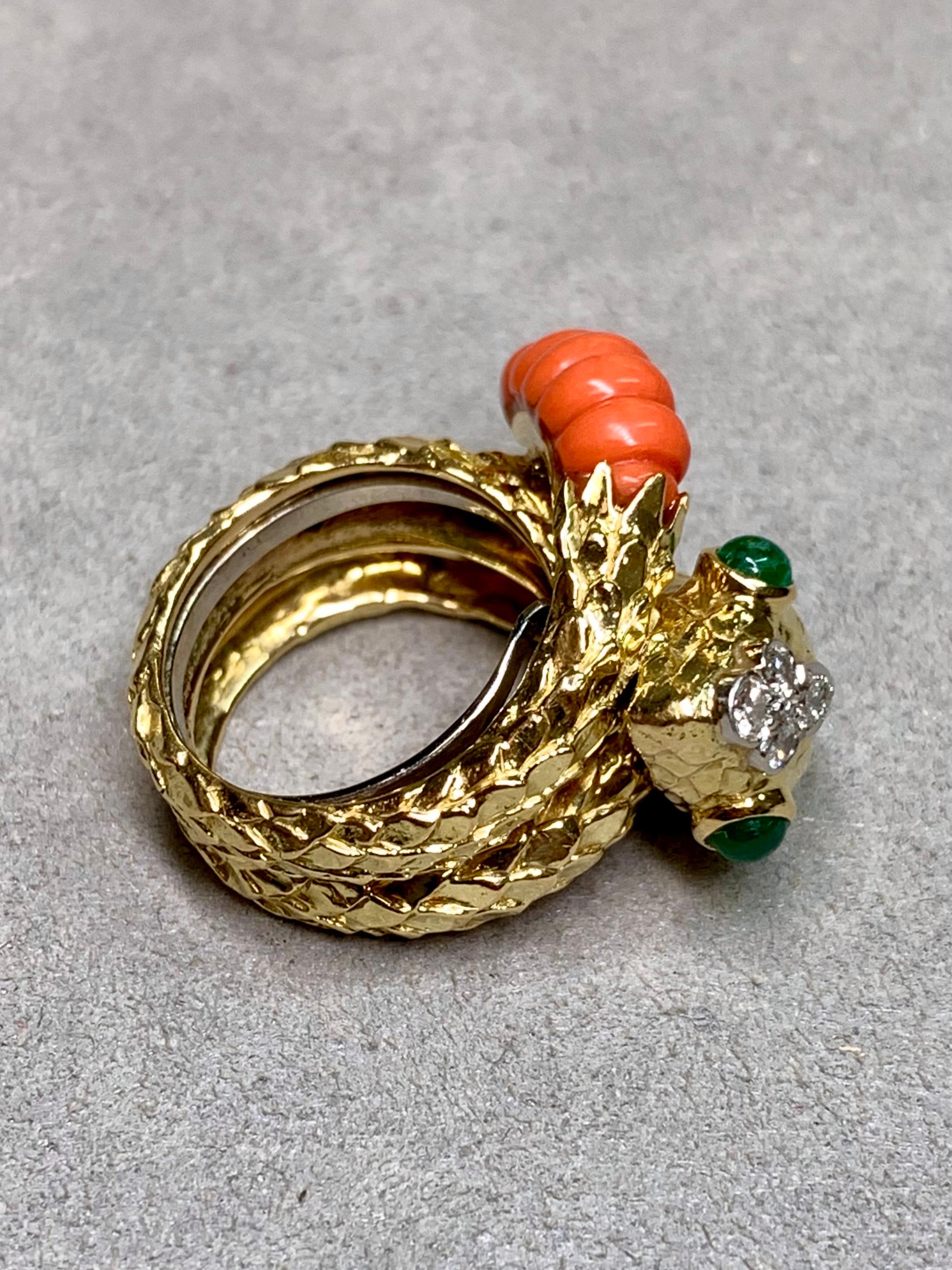Vintage 18K Koralle Smaragd Diamant Schlange Schlange Breit Strukturiert Cocktail Ring für Damen oder Herren im Angebot