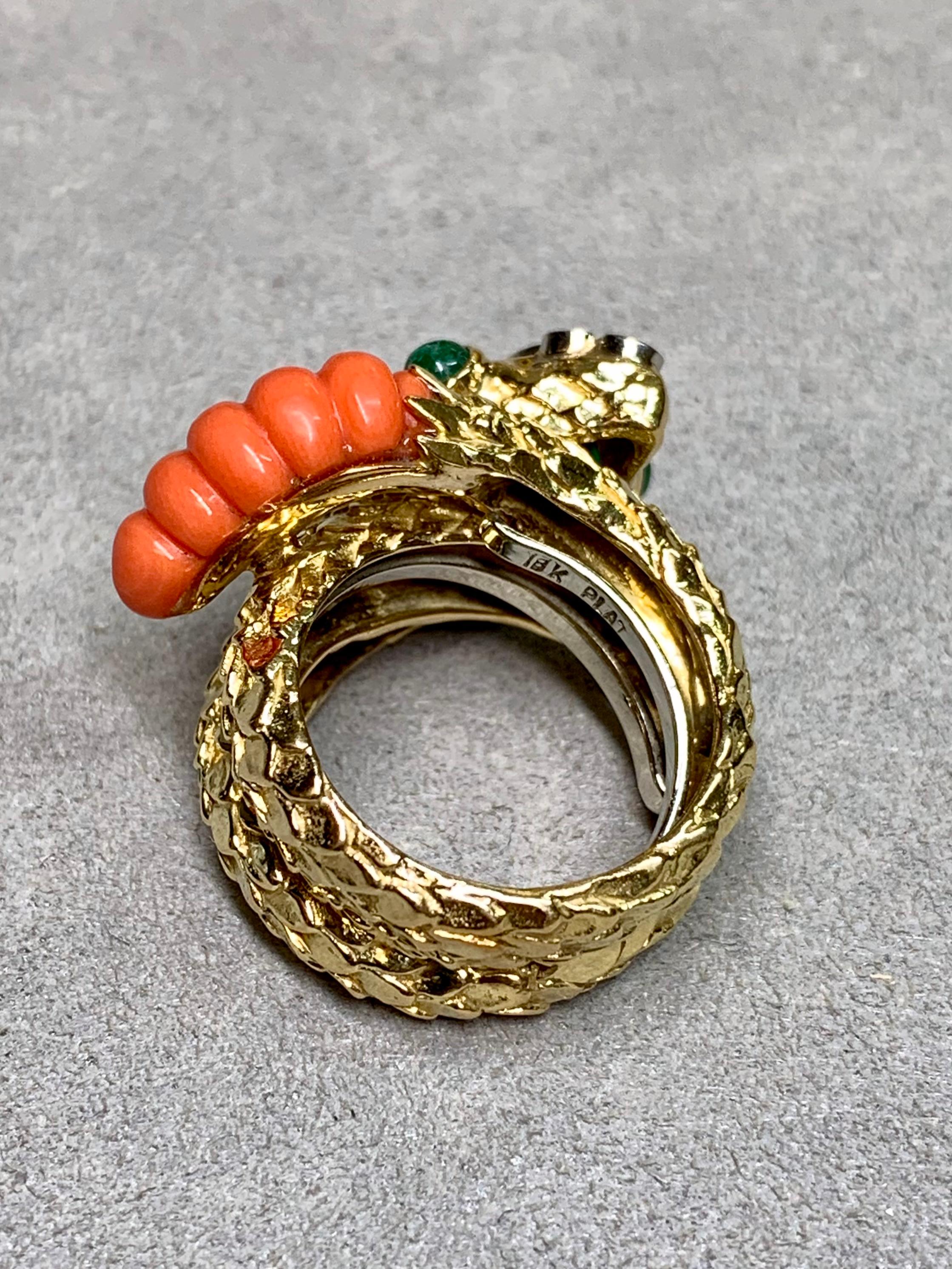 Vintage 18K Koralle Smaragd Diamant Schlange Schlange Breit Strukturiert Cocktail Ring im Angebot 1