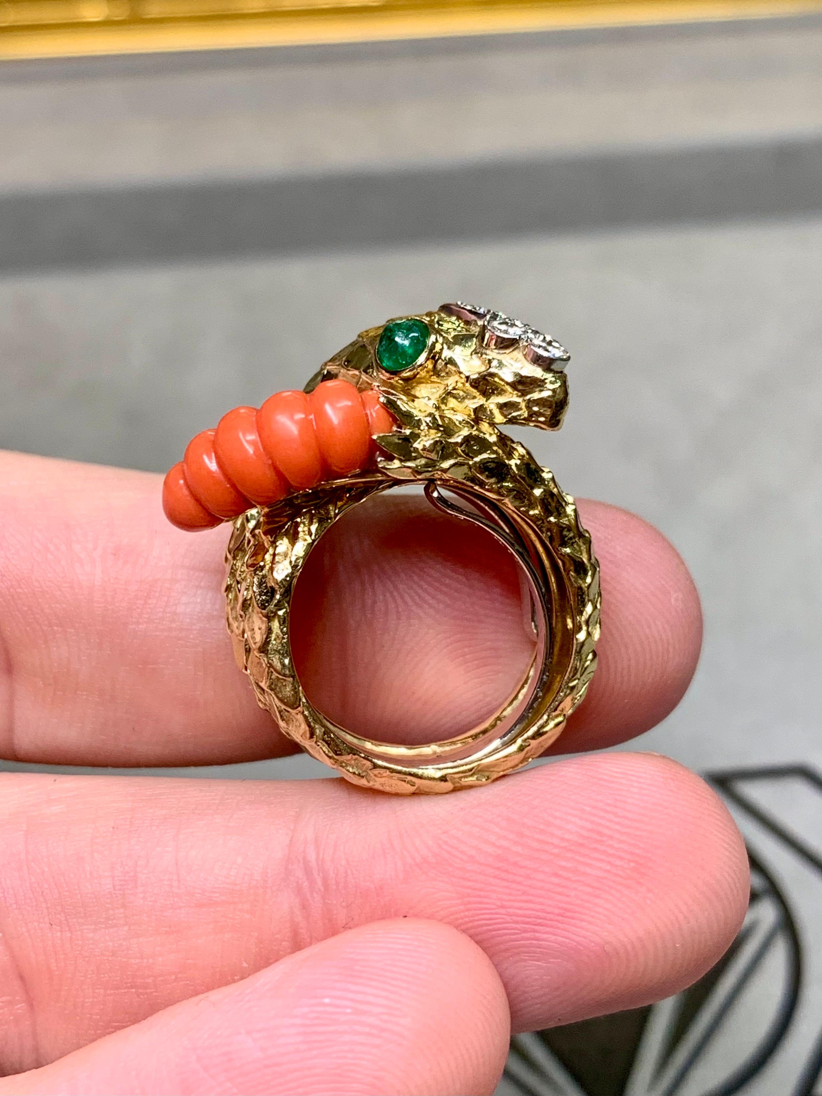Vintage 18K Koralle Smaragd Diamant Schlange Schlange Breit Strukturiert Cocktail Ring im Angebot 2