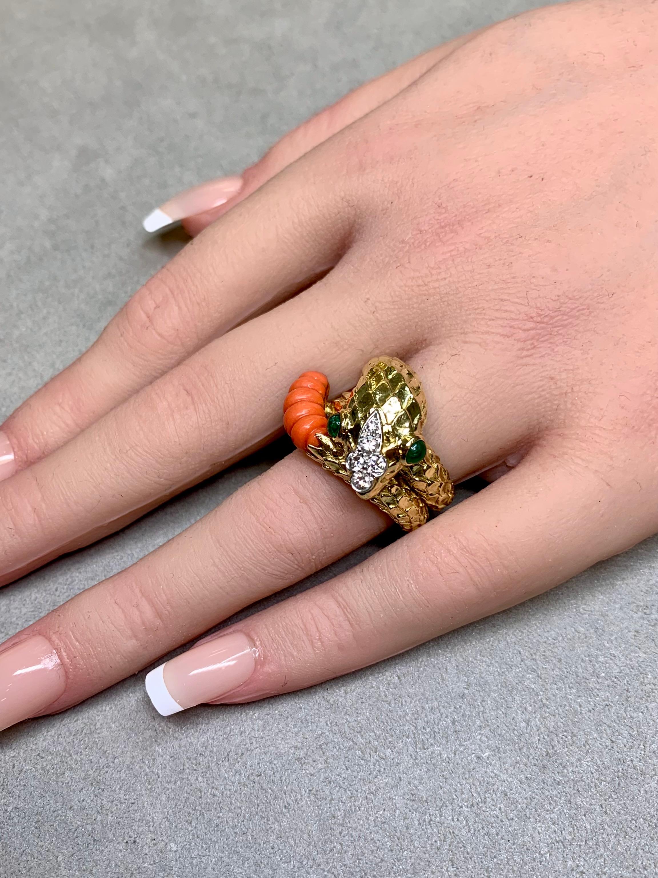 Vintage 18K Koralle Smaragd Diamant Schlange Schlange Breit Strukturiert Cocktail Ring im Angebot 3