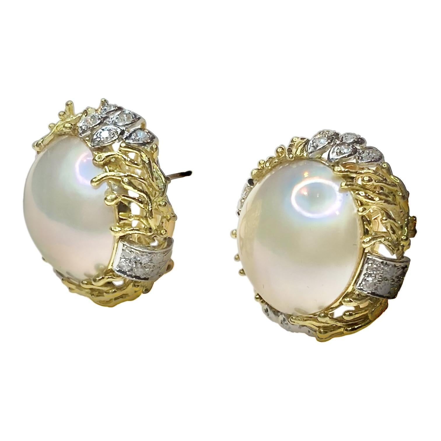 Jeder Ohrring ist aus 18 Karat Gelb- und Weißgold gefertigt und besteht aus einer runden weißen Mabe-Zuchtperle, die von einem komplizierten Golddesign mit Diamanten im Einzelschliff umgeben ist.
Mabe-Perle: 19 mm im Durchmesser
Diamanten: ca. 0,50