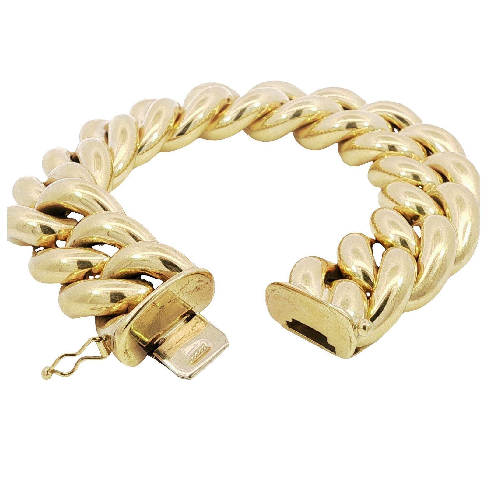 Vintage 18K Curb Link Chunky Bracelet Or Jaune 61 Grammes

Ce bracelet présente un design sculptural audacieux avec des maillons imbriqués en or jaune 18 carats. Chaque maillon est poli de manière experte pour obtenir une finition miroir, ce qui