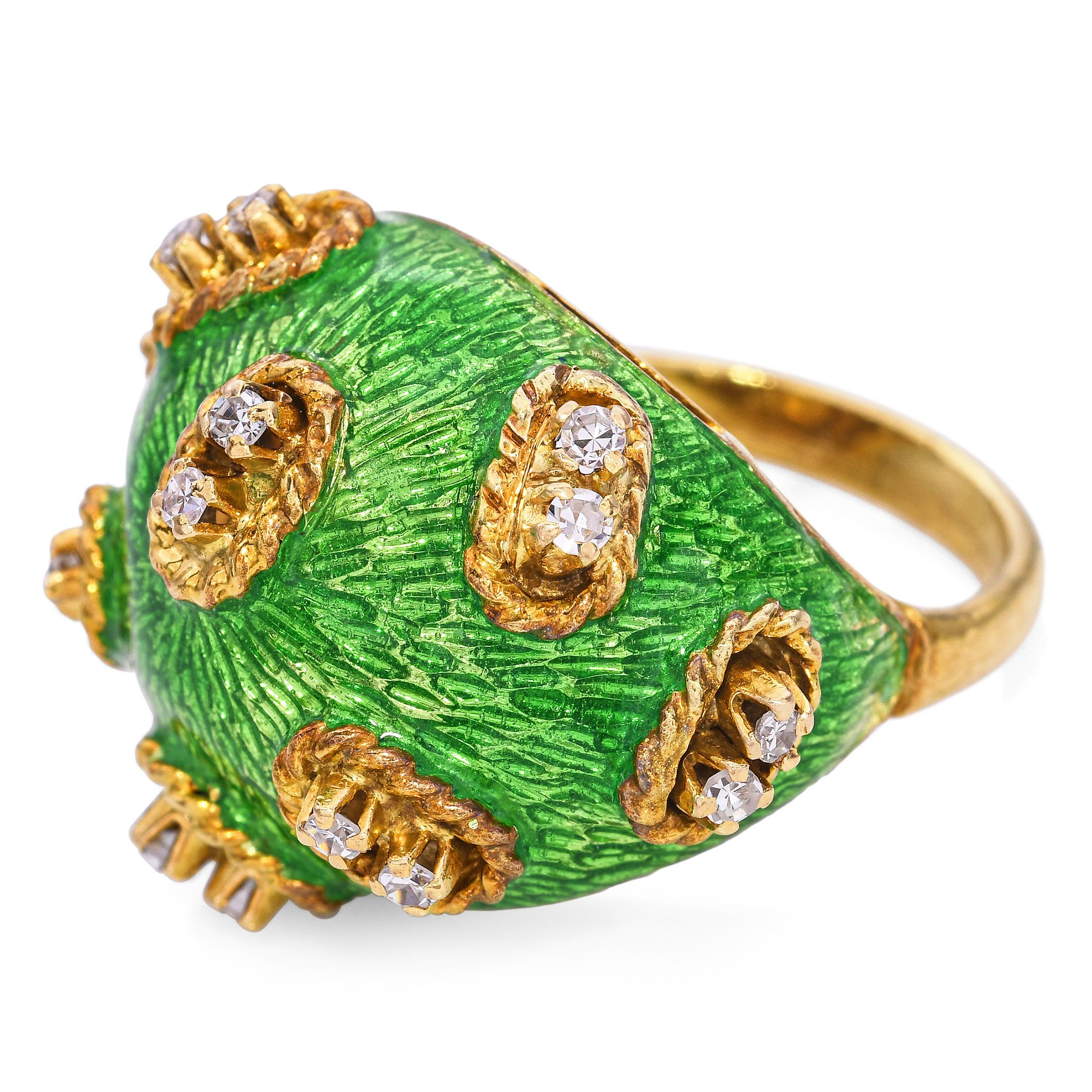 Anillo cúpula vintage 18k con diamantes y esmalte guilloché en Bueno estado para la venta en New York, NY