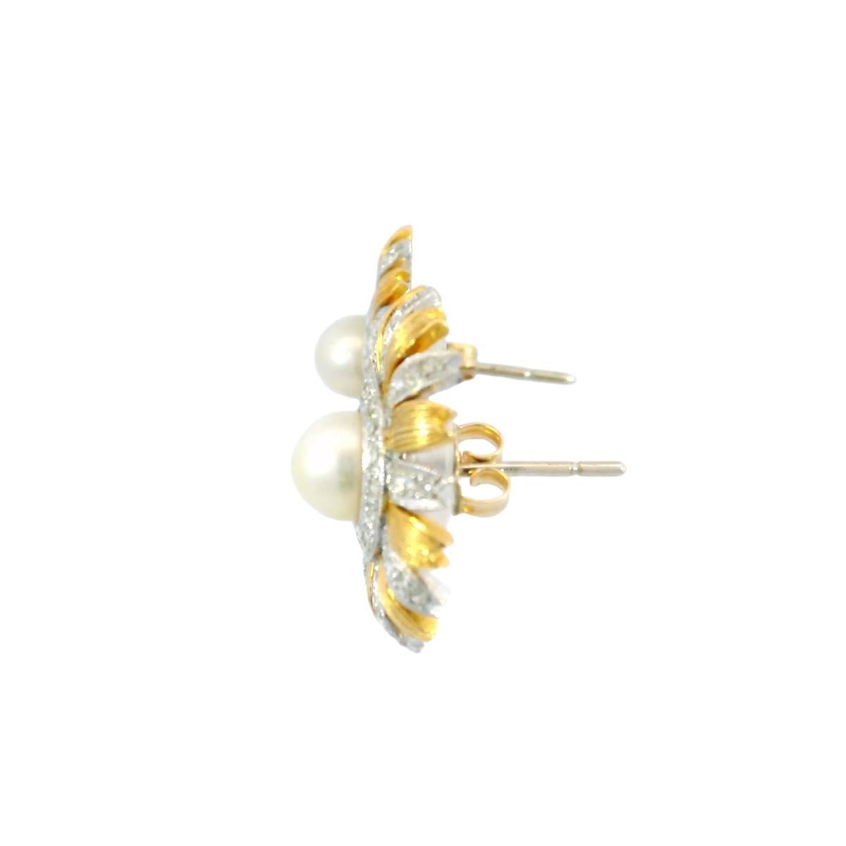 Vintage Blumen-Ohrstecker 18K Diamant und Perle Weiß- und Gelbgold

Diese eleganten Ohrringe fangen die Essenz der Natur und des Lichts ein und erinnern an die Wärme der Sonne und die zarte Schönheit einer blühenden Blume. In der Mitte jedes