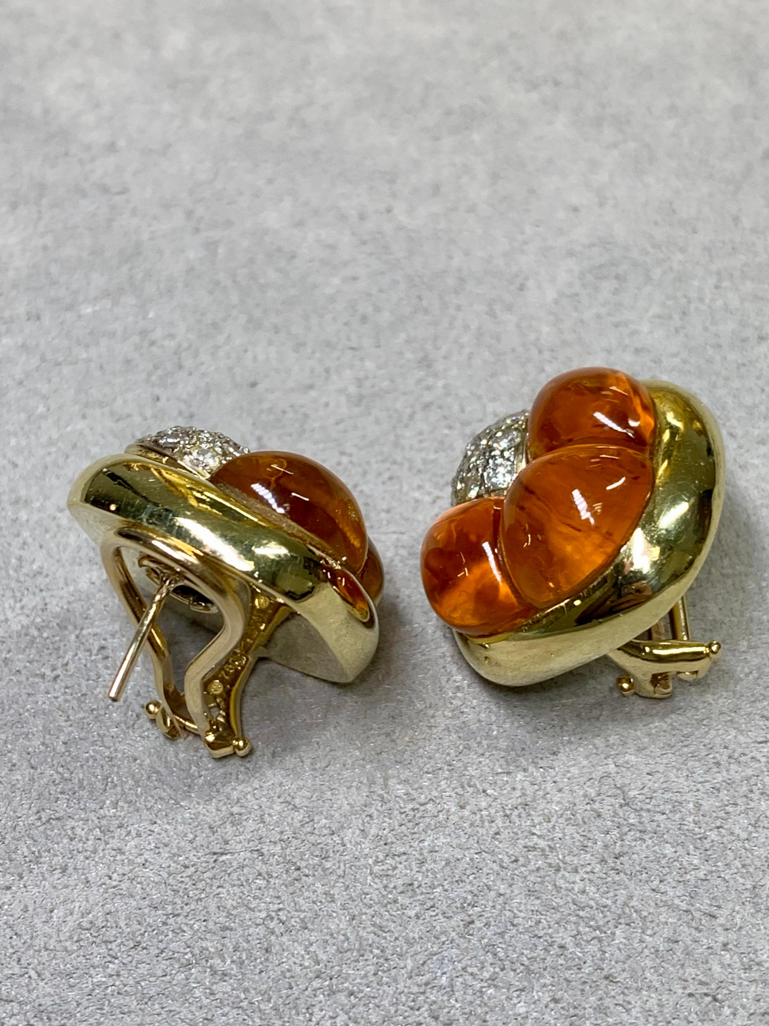 Ein wunderschönes Paar Vintage-Ohrringe, handgefertigt aus 18 Karat Gelbgold und besetzt mit natürlichen Zitrinen, die speziell für diese Fassung geschliffen wurden, so dass sie makellos und ohne Zwischenraum sitzen. Es gibt auch etwa .78ctw in
