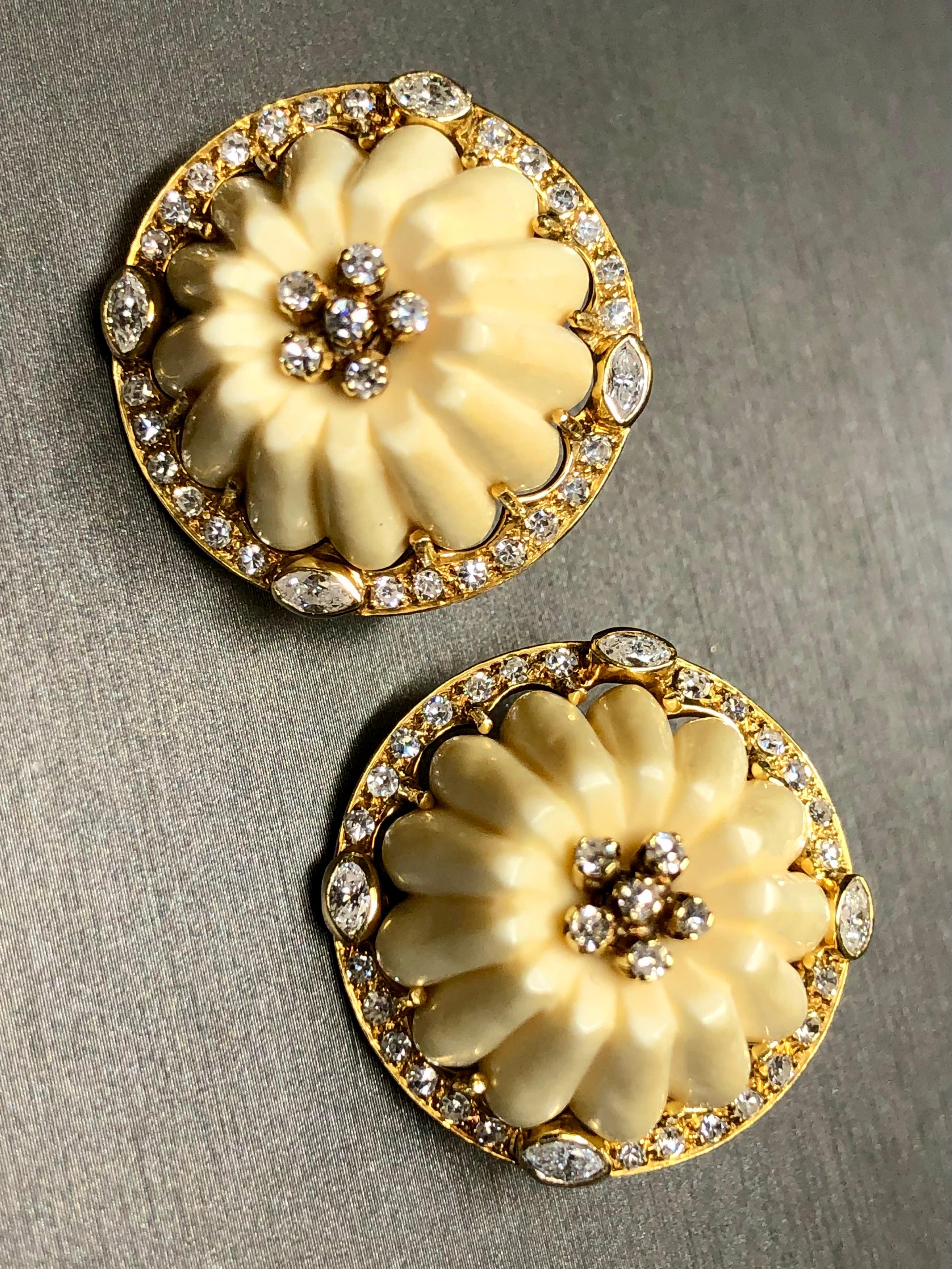 Vintage 18K Diamond Carved Resin Omega Back Huggie Earrings 3.08cttw In Good Condition For Sale In Winter Springs, FL