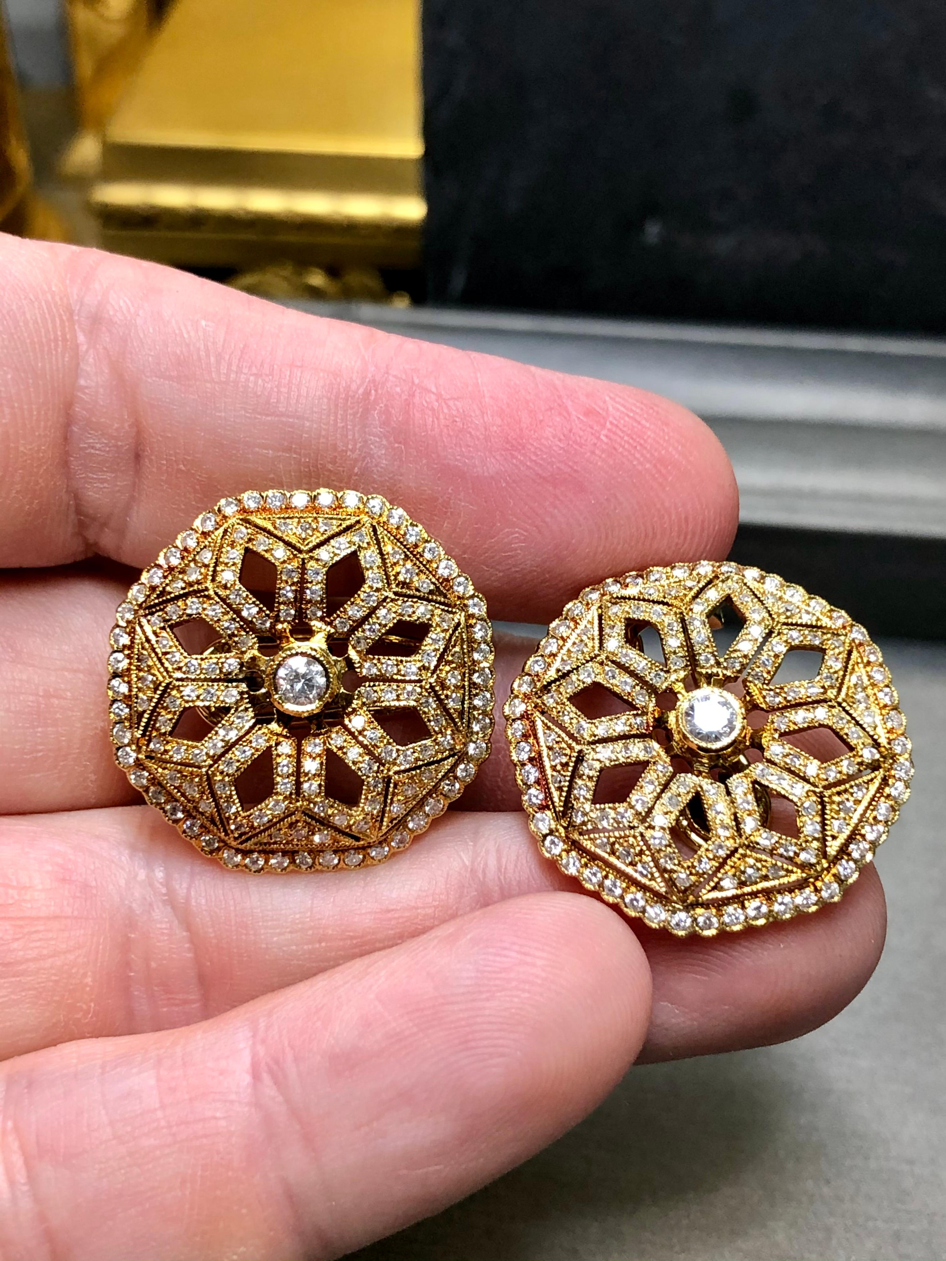 Vintage 18K Diamant achteckige florale Huggie Ohrringe Omega zurück 3,30ctw NUMBERED im Angebot 6