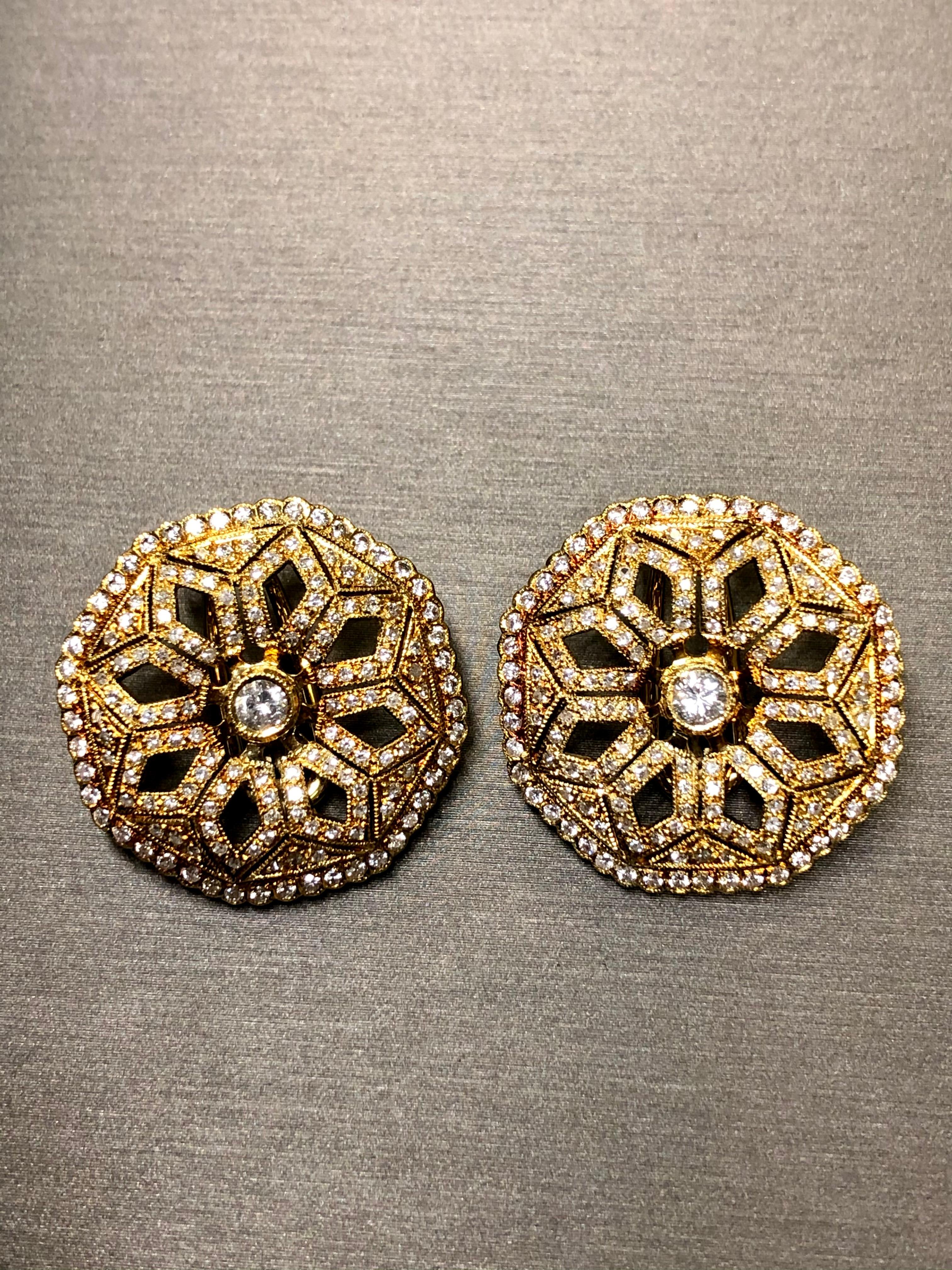 Vintage 18K Diamant achteckige florale Huggie Ohrringe Omega zurück 3,30ctw NUMBERED für Damen oder Herren im Angebot