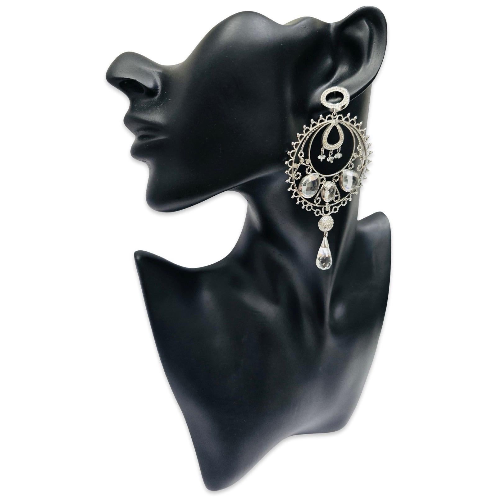 Questi drammatici orecchini a lampadario vintage sono realizzati in oro bianco massiccio 18 carati e incastonati con un totale di circa 1,40 carati di scintillanti diamanti incastonati a pavé, che illuminano ogni curva del loro ornato design