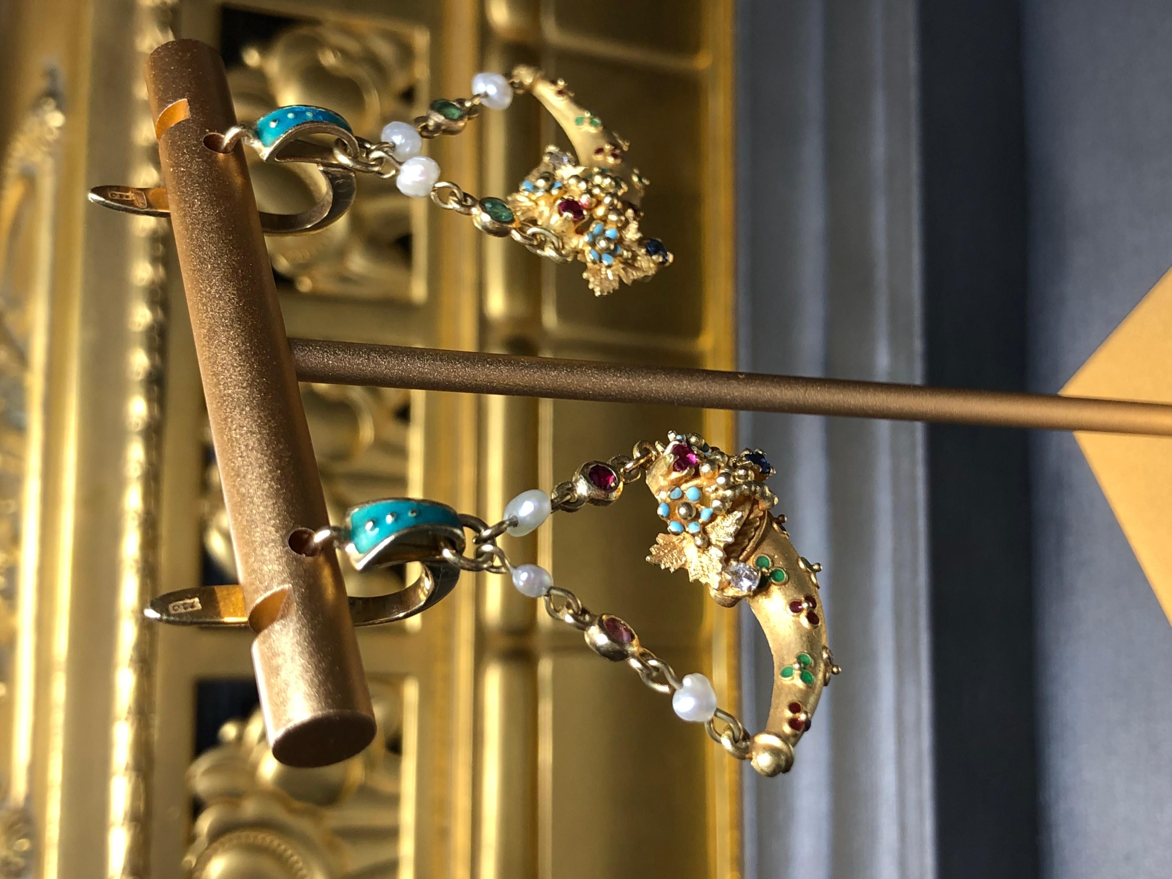 Arts and Crafts Orecchini a goccia con diamanti d'epoca, perle, rubini, zaffiri, smalto, cornucopia, 18 carati in vendita