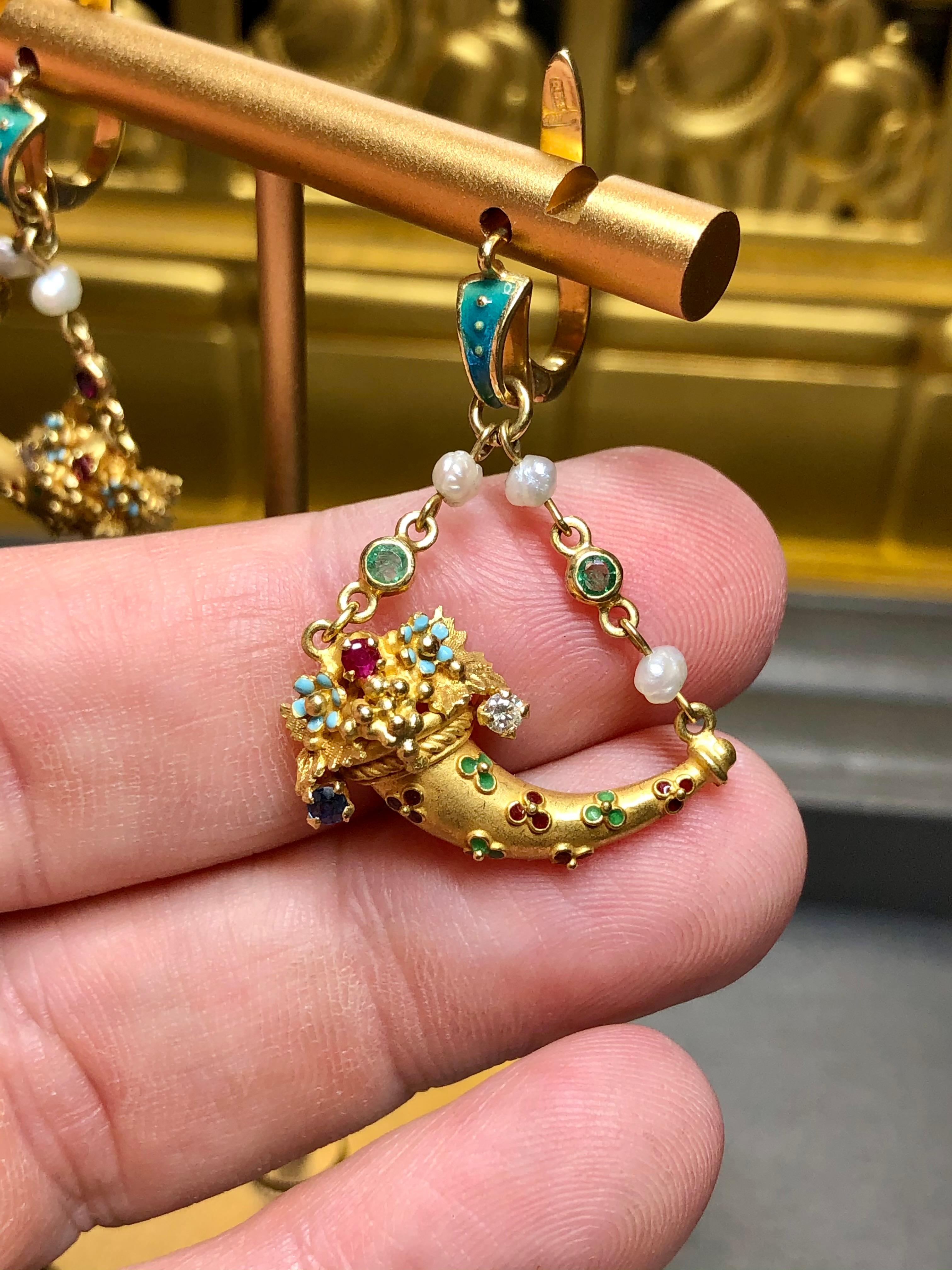 da uomo o donna Orecchini a goccia con diamanti d'epoca, perle, rubini, zaffiri, smalto, cornucopia, 18 carati in vendita