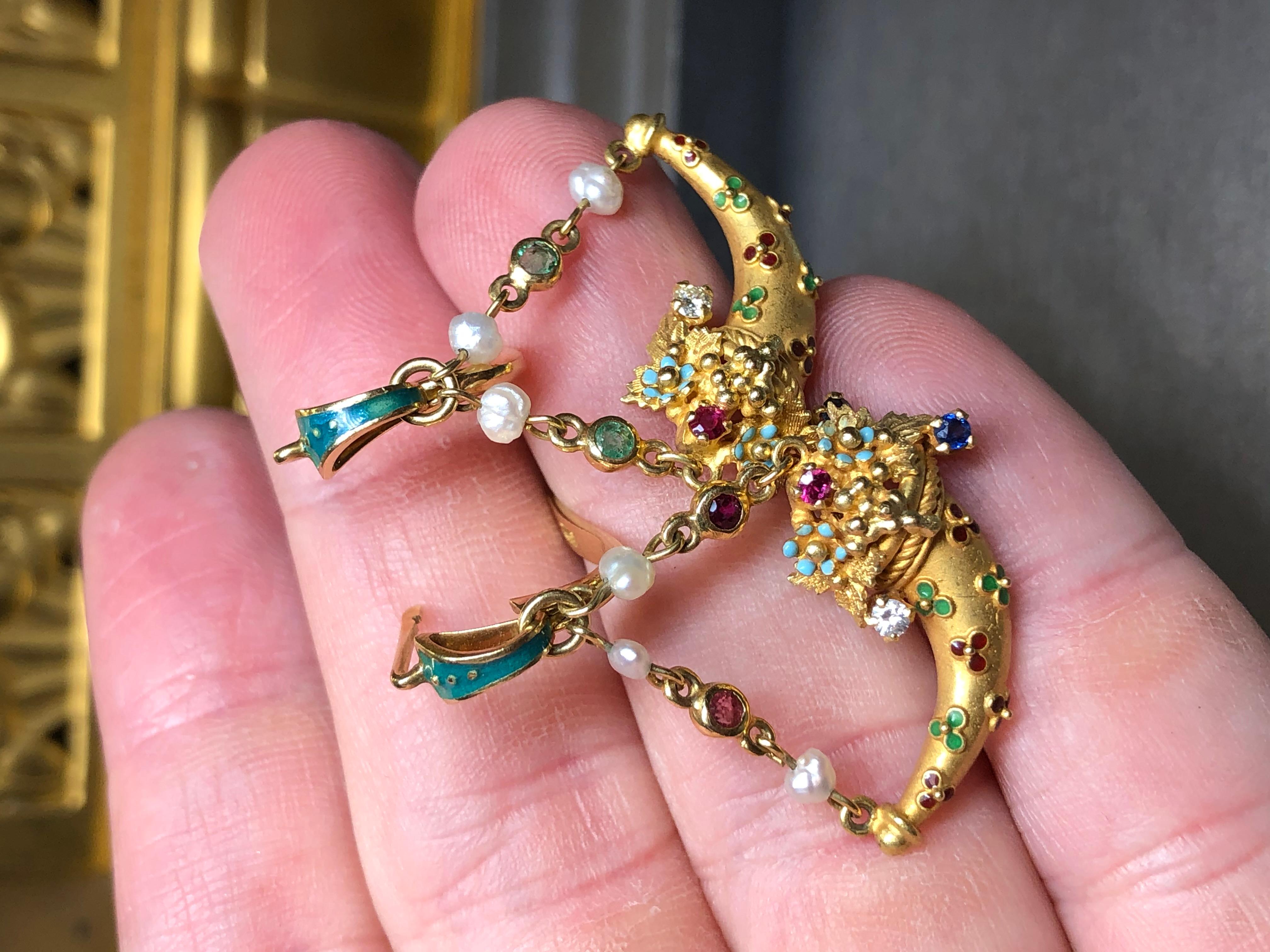 Orecchini a goccia con diamanti d'epoca, perle, rubini, zaffiri, smalto, cornucopia, 18 carati in vendita 1