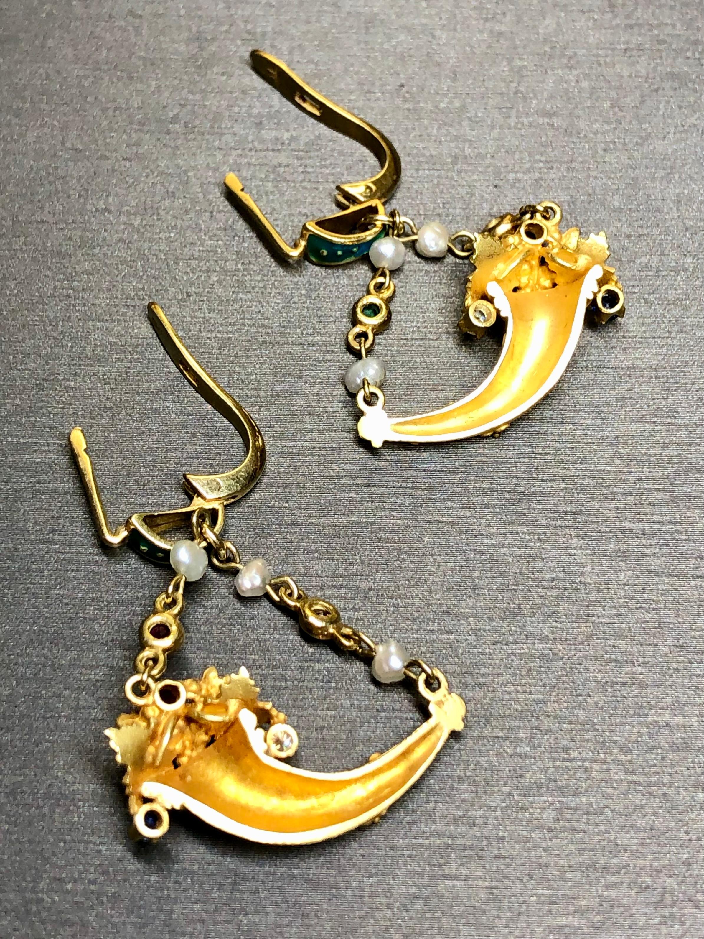 Orecchini a goccia con diamanti d'epoca, perle, rubini, zaffiri, smalto, cornucopia, 18 carati in vendita 2