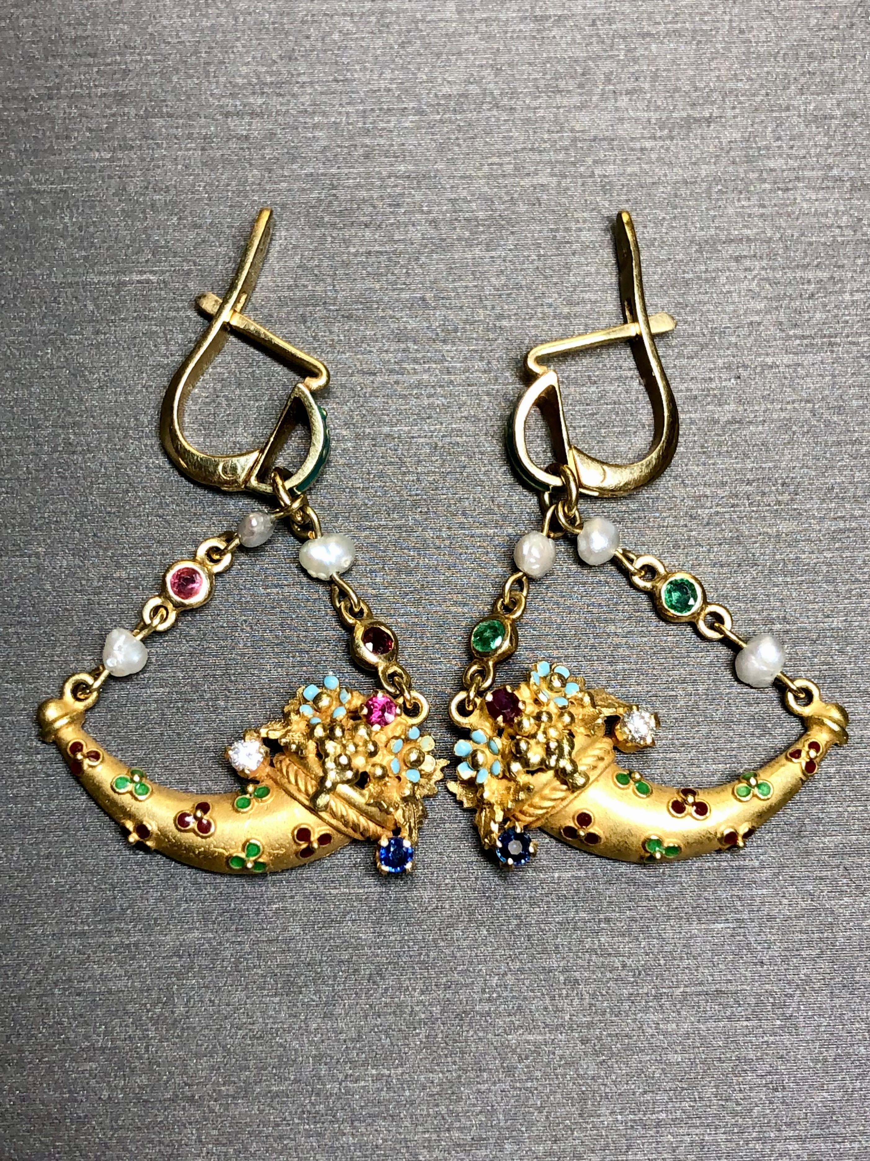 Orecchini a goccia con diamanti d'epoca, perle, rubini, zaffiri, smalto, cornucopia, 18 carati in vendita 3
