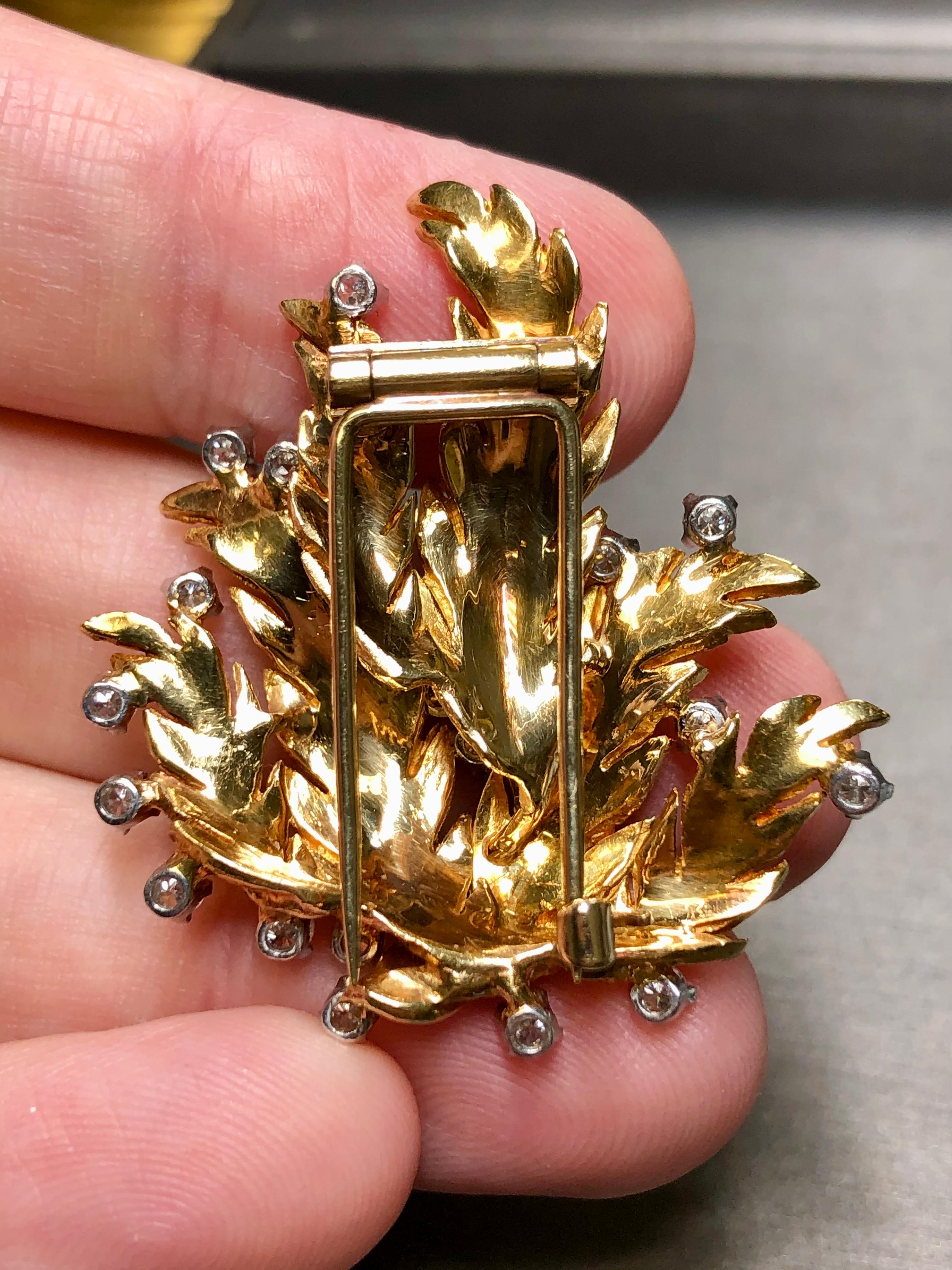 Taille ronde Broche Vintage 18K Diamond Wide Leaf Brooch Pin  en vente