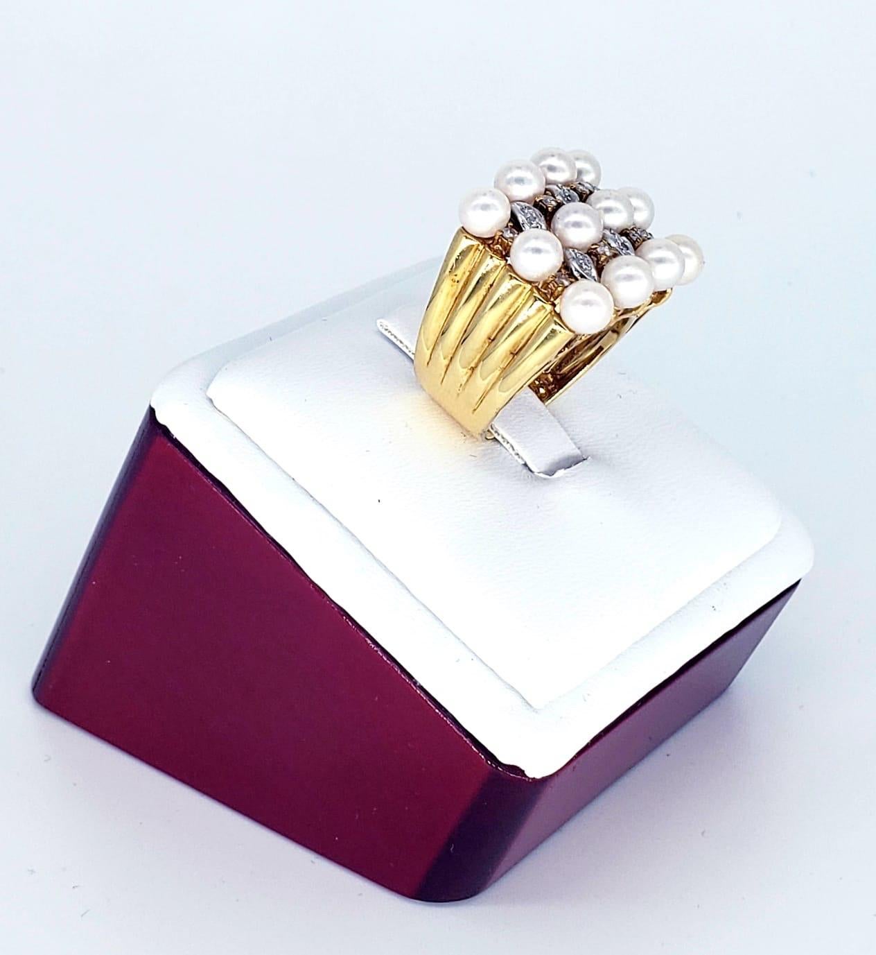 Bague de mariée vintage en 18k, diamants et perles. La bague comporte 12 perles d'une taille de 4,8 mm chacune. Les diamants ont un poids total d'environ 0,40 carat. La bague pèse 14 grammes. Bague de mariée luxueuse et tendance, fabriquée à la main